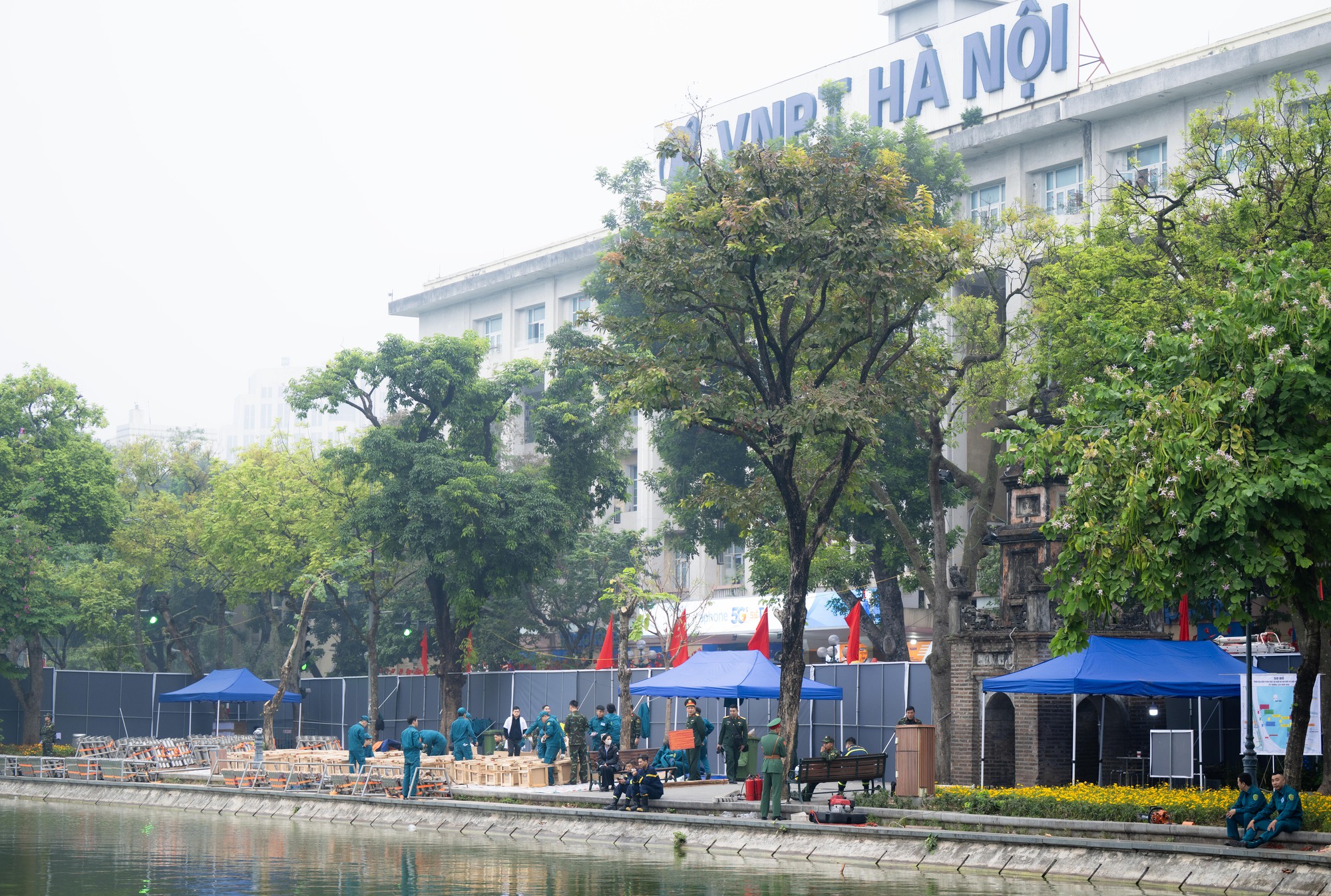 Kh&ocirc;ng kh&iacute; h&aacute;o hức trước m&agrave;n bắn ph&aacute;o hoa độc đ&aacute;o tại hồ Ho&agrave;n Kiếm đ&ecirc;m Giao thừa - Ảnh 2.