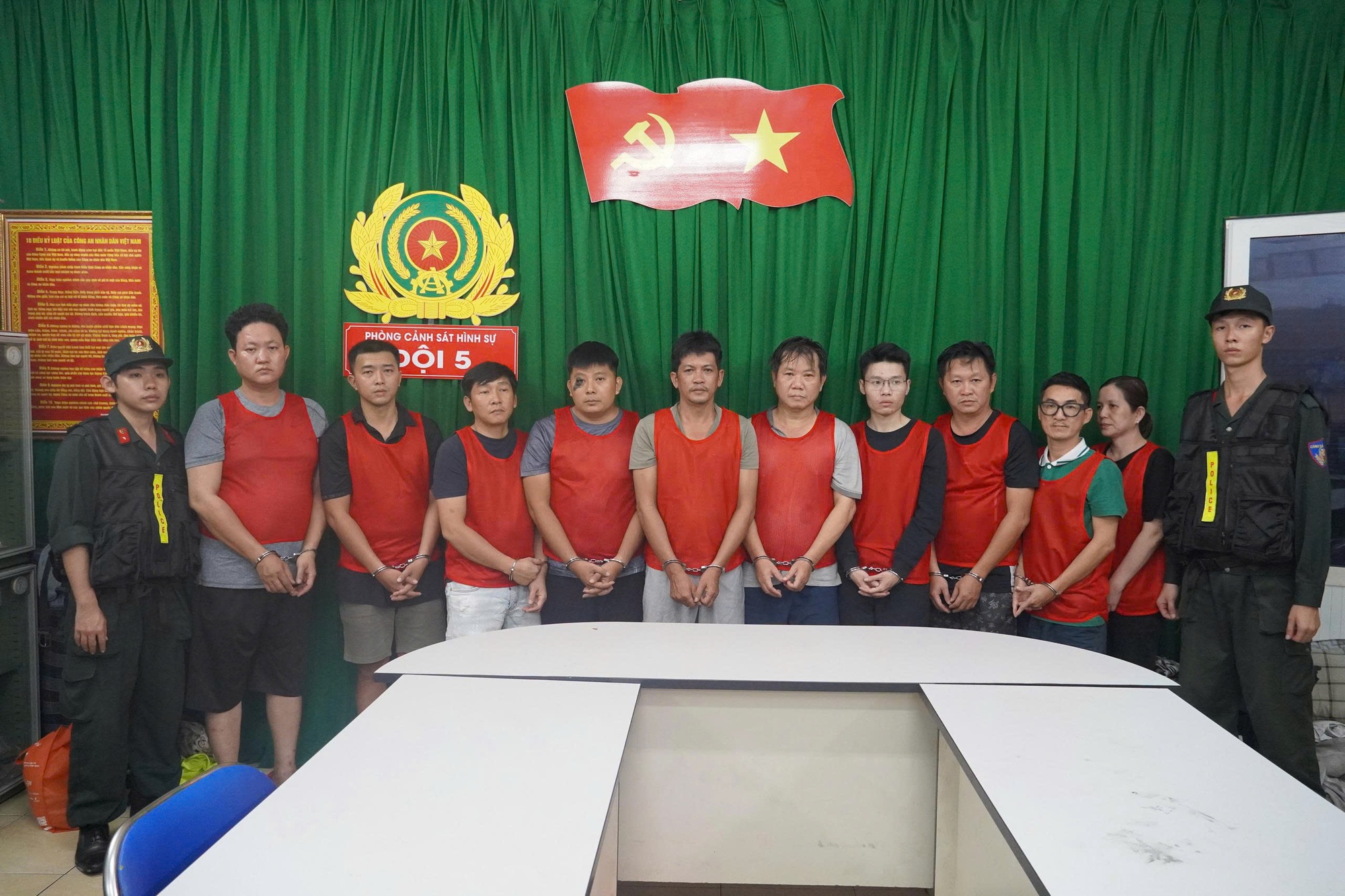 Trưởng Phòng Cảnh sát Hình sự TPHCM chỉ đạo bắt 24 người Trong chuyên án đánh bạc - Ảnh 2. Trưởng Phòng Cảnh sát Hình sự TPHCM chỉ đạo bắt 24 người Trong chuyên án đánh bạc - Ảnh 2.