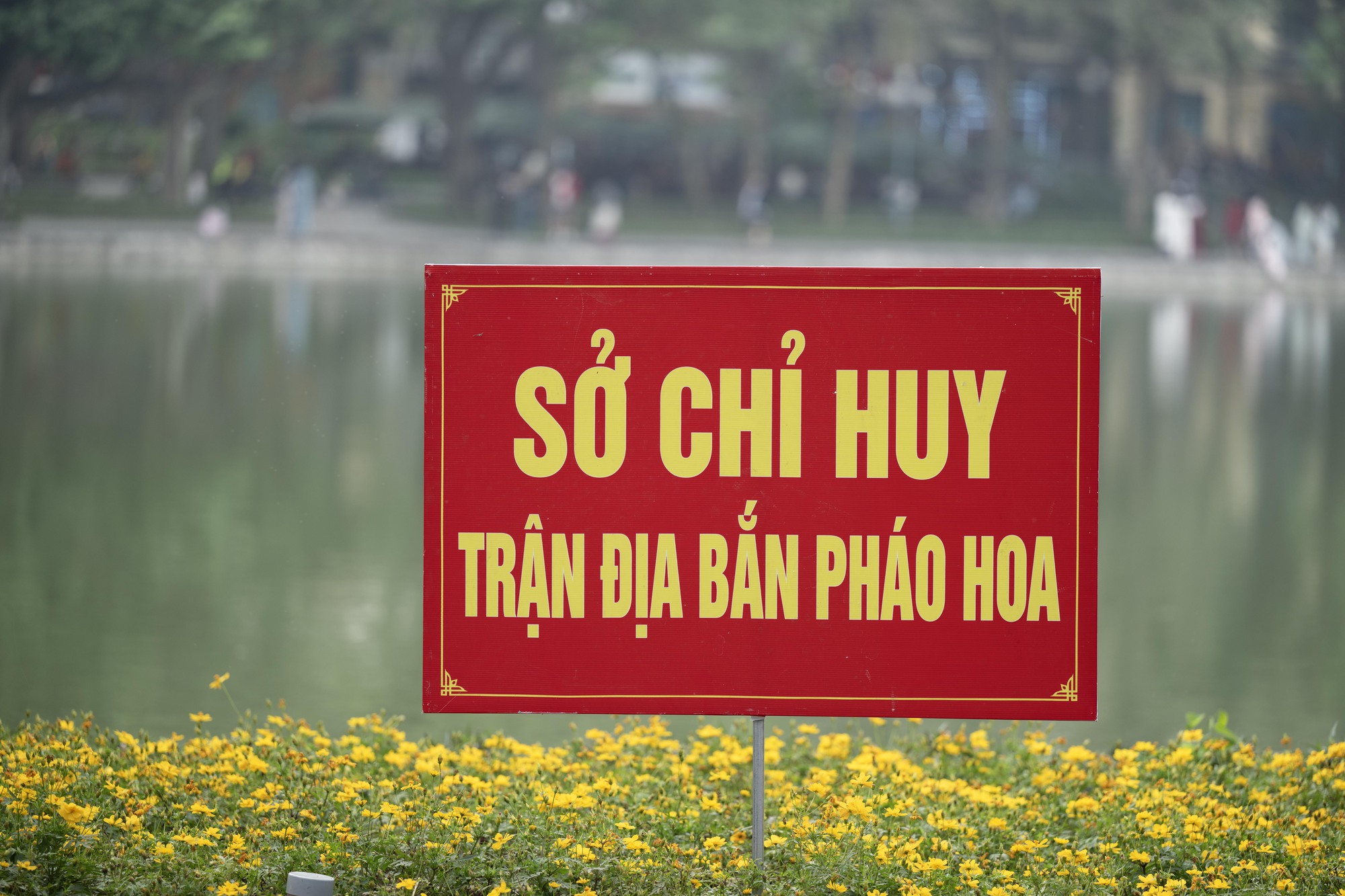 Kh&ocirc;ng kh&iacute; h&aacute;o hức trước m&agrave;n bắn ph&aacute;o hoa độc đ&aacute;o tại hồ Ho&agrave;n Kiếm đ&ecirc;m Giao thừa - Ảnh 3.