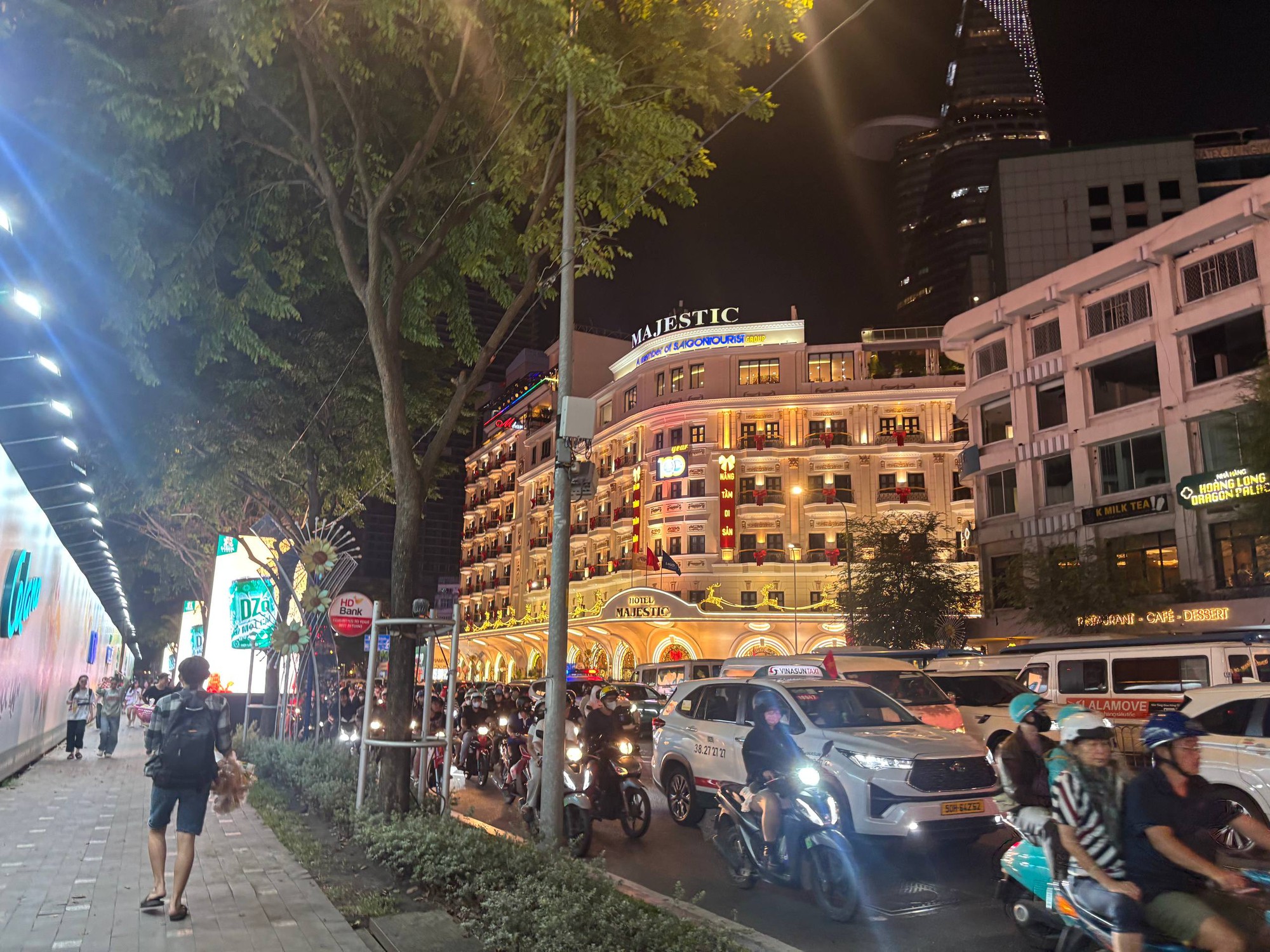 Đ&ecirc;m 31/12: Kh&aacute;ch T&acirc;y tưng bừng đ&oacute;n năm mới tại TP.HCM, giới trẻ đổ x&ocirc; đến xem ph&aacute;o hoa ở view triệu đ&ocirc; b&ecirc;n bờ s&ocirc;ng S&agrave;i G&ograve;n- Ảnh 1.