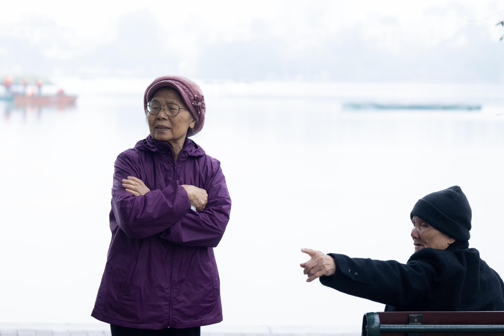 Kh&ocirc;ng kh&iacute; h&aacute;o hức trước m&agrave;n bắn ph&aacute;o hoa độc đ&aacute;o tại hồ Ho&agrave;n Kiếm đ&ecirc;m Giao thừa - Ảnh 6.