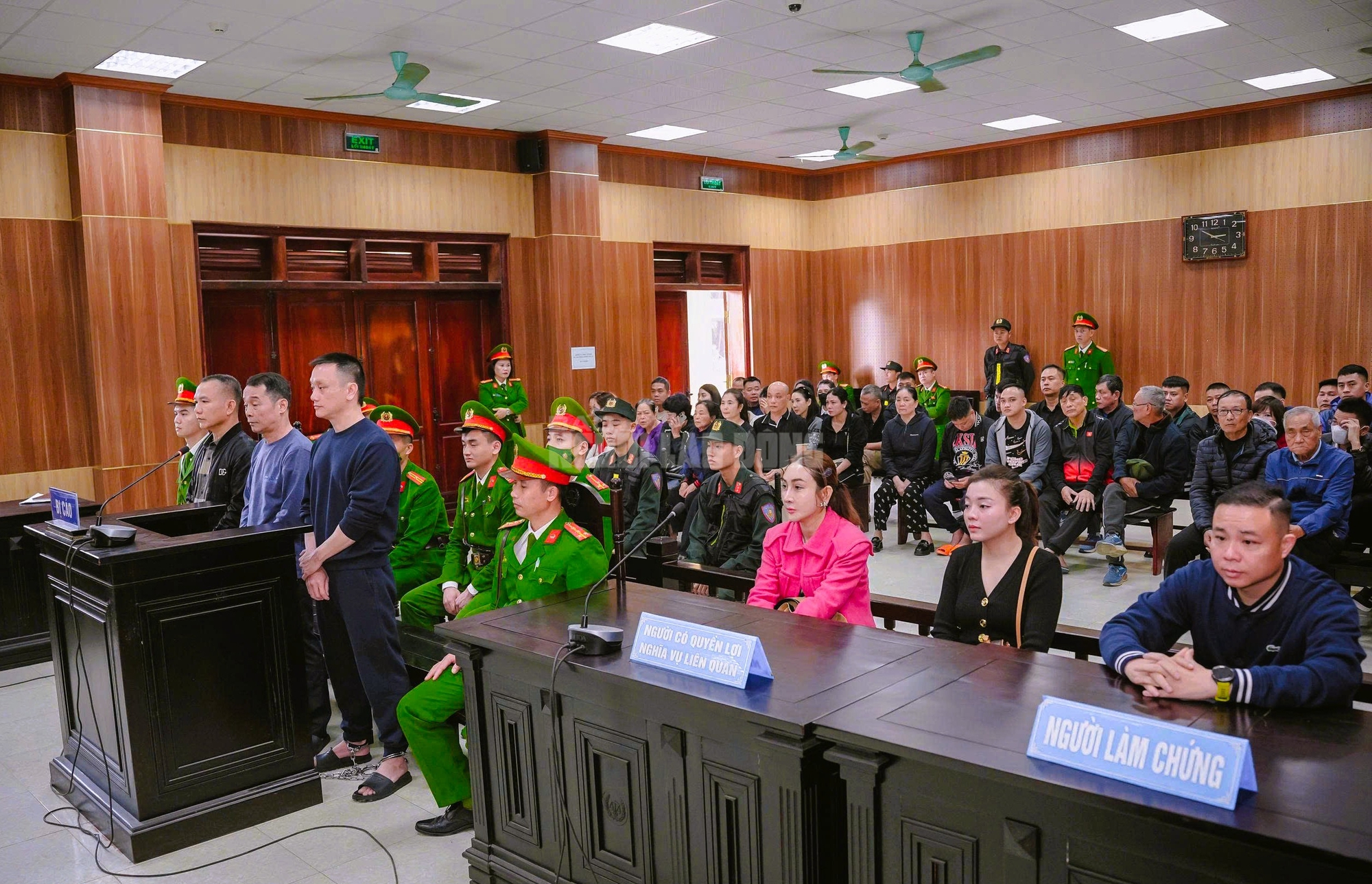 Trùm giang hồ Vi ngộ bị tuyên phạt 3 năm tù vì Đưa hối lộ và Đánh bạc - Ảnh 2. Trùm giang hồ Vi ngộ bị tuyên phạt 3 năm tù vì Đưa hối lộ và Đánh bạc - Ảnh 2.