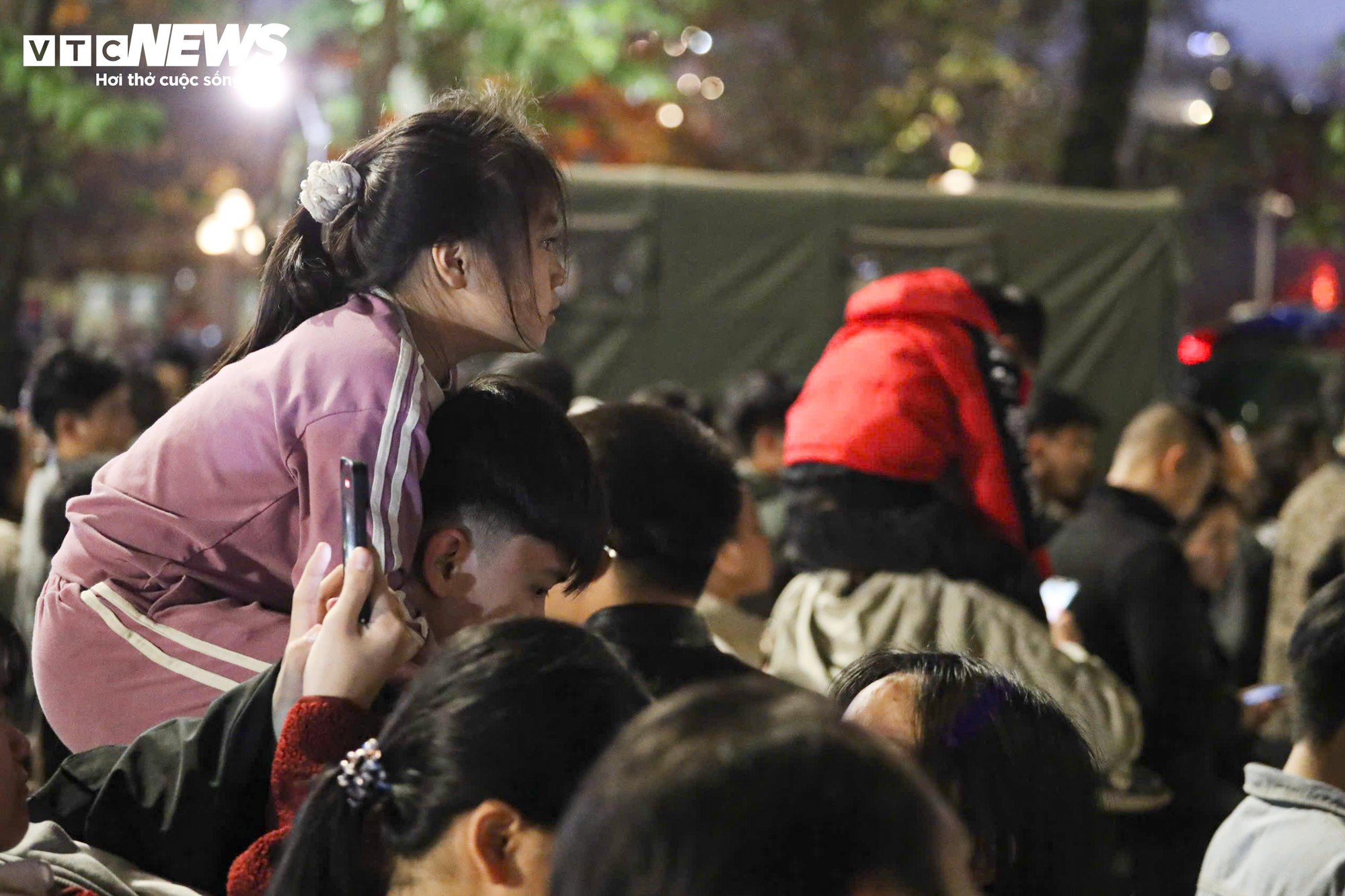 Trẻ nhỏ mệt mỏi giữa d&ograve;ng người đ&oacute;n Countdown 2026 tại hồ Gươm - Ảnh 9.