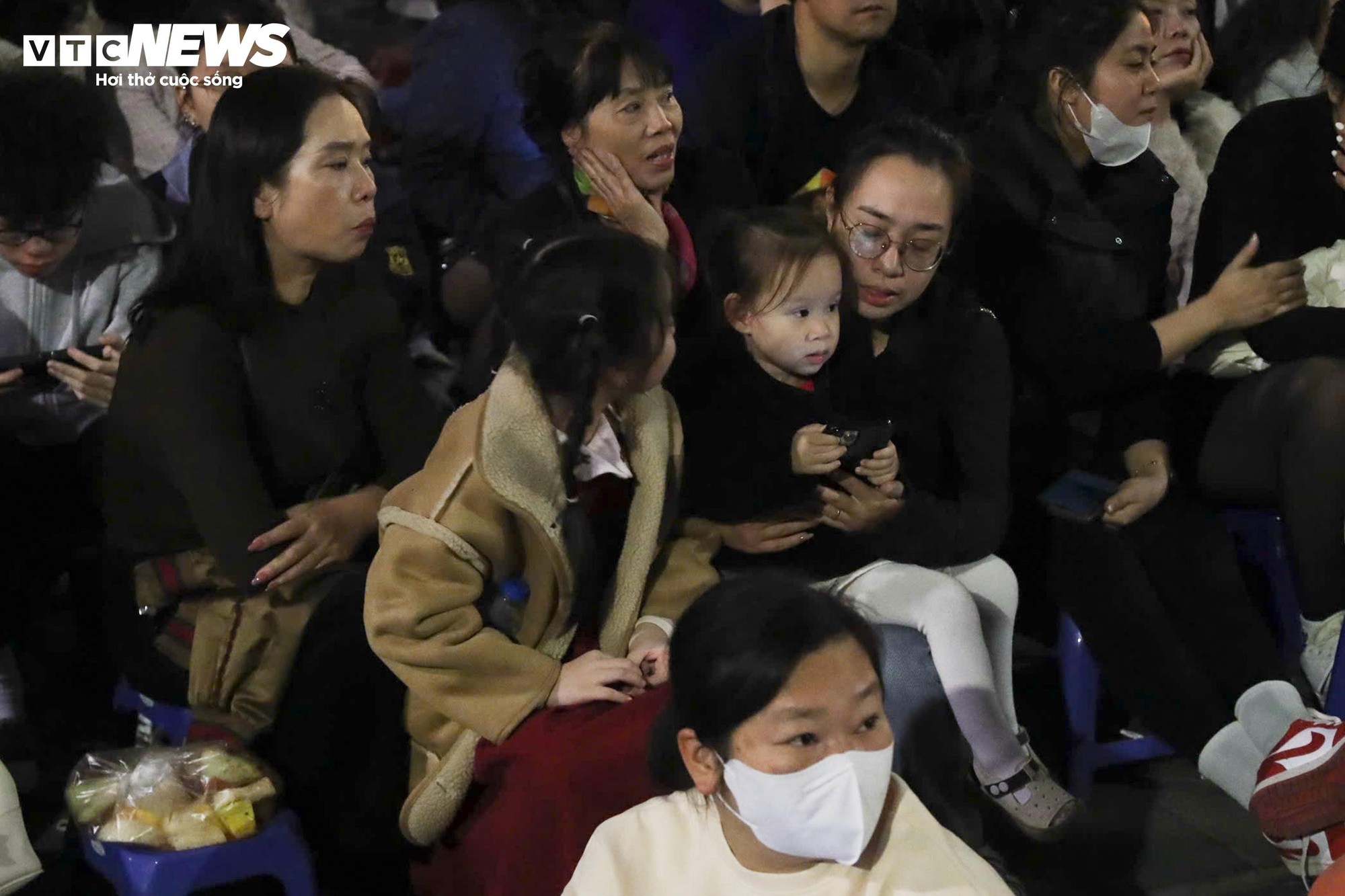 Trẻ nhỏ mệt mỏi giữa d&ograve;ng người đ&oacute;n Countdown 2026 tại hồ Gươm - Ảnh 8.