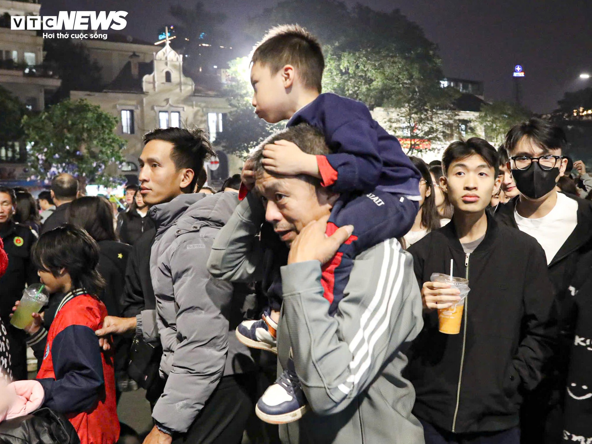 Trẻ nhỏ mệt mỏi giữa d&ograve;ng người đ&oacute;n Countdown 2026 tại hồ Gươm - Ảnh 7.