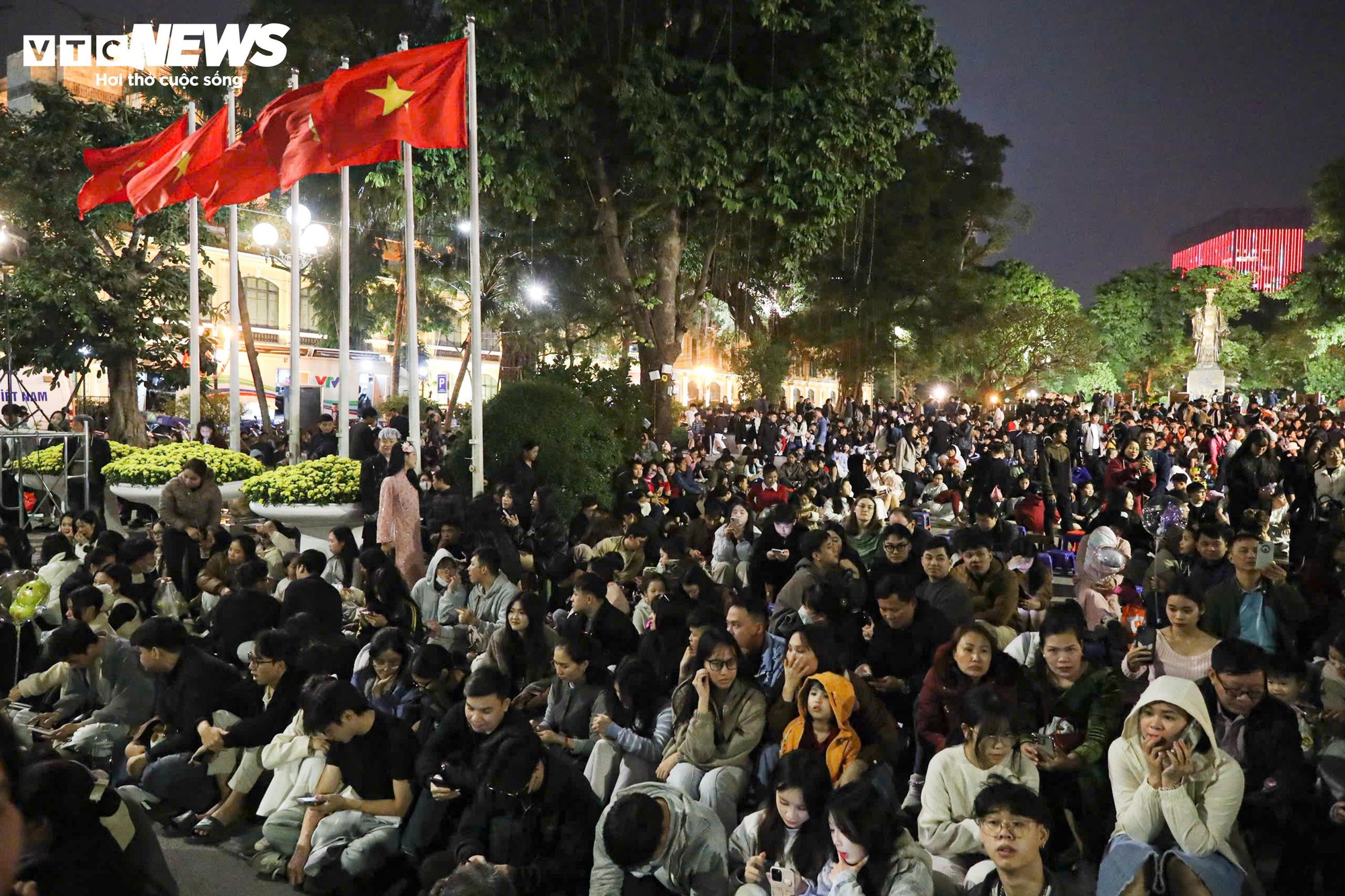 Trẻ nhỏ mệt mỏi giữa d&ograve;ng người đ&oacute;n Countdown 2026 tại hồ Gươm - Ảnh 2.