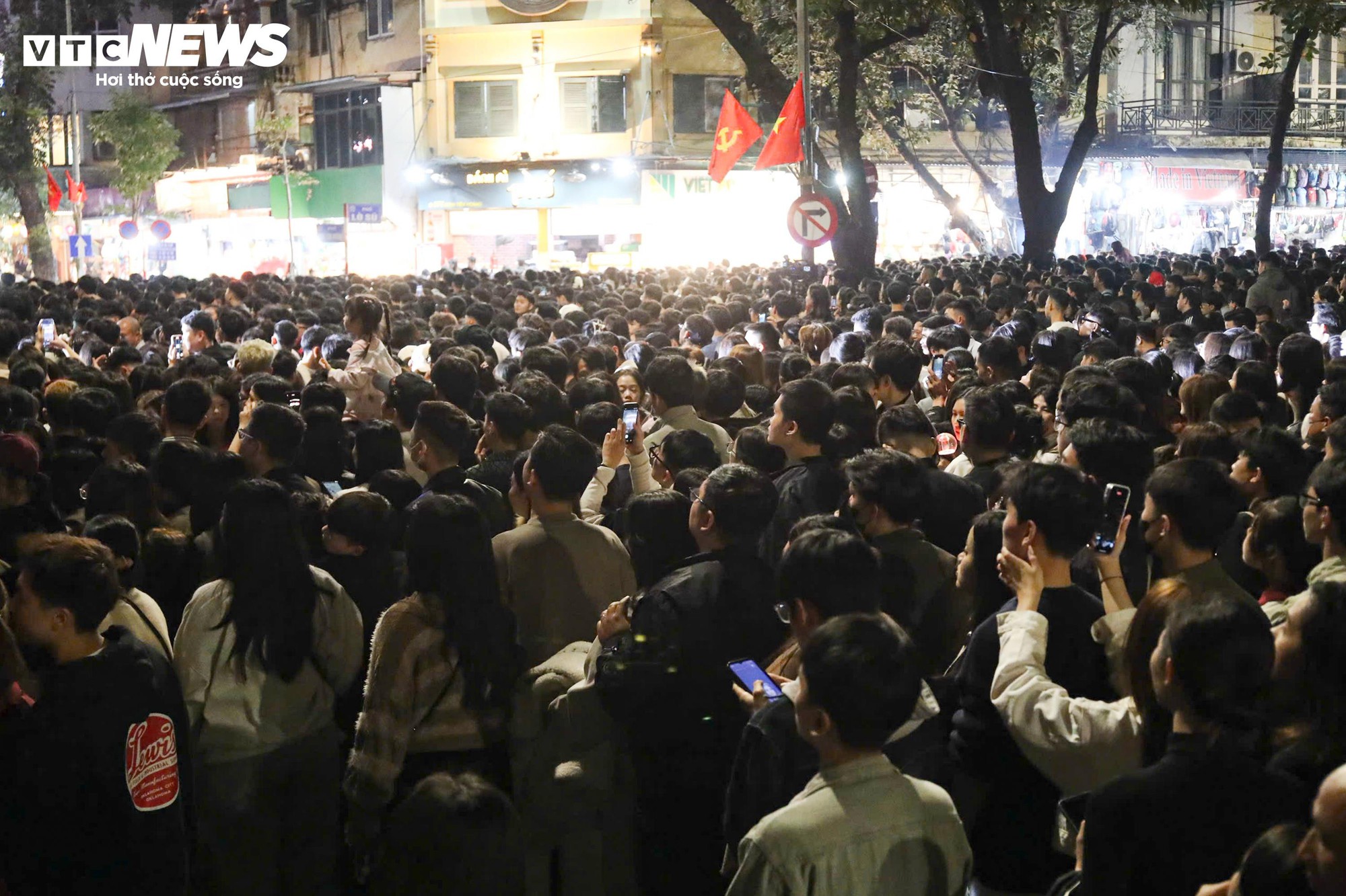 Trẻ nhỏ mệt mỏi giữa d&ograve;ng người đ&oacute;n Countdown 2026 tại hồ Gươm - Ảnh 3.