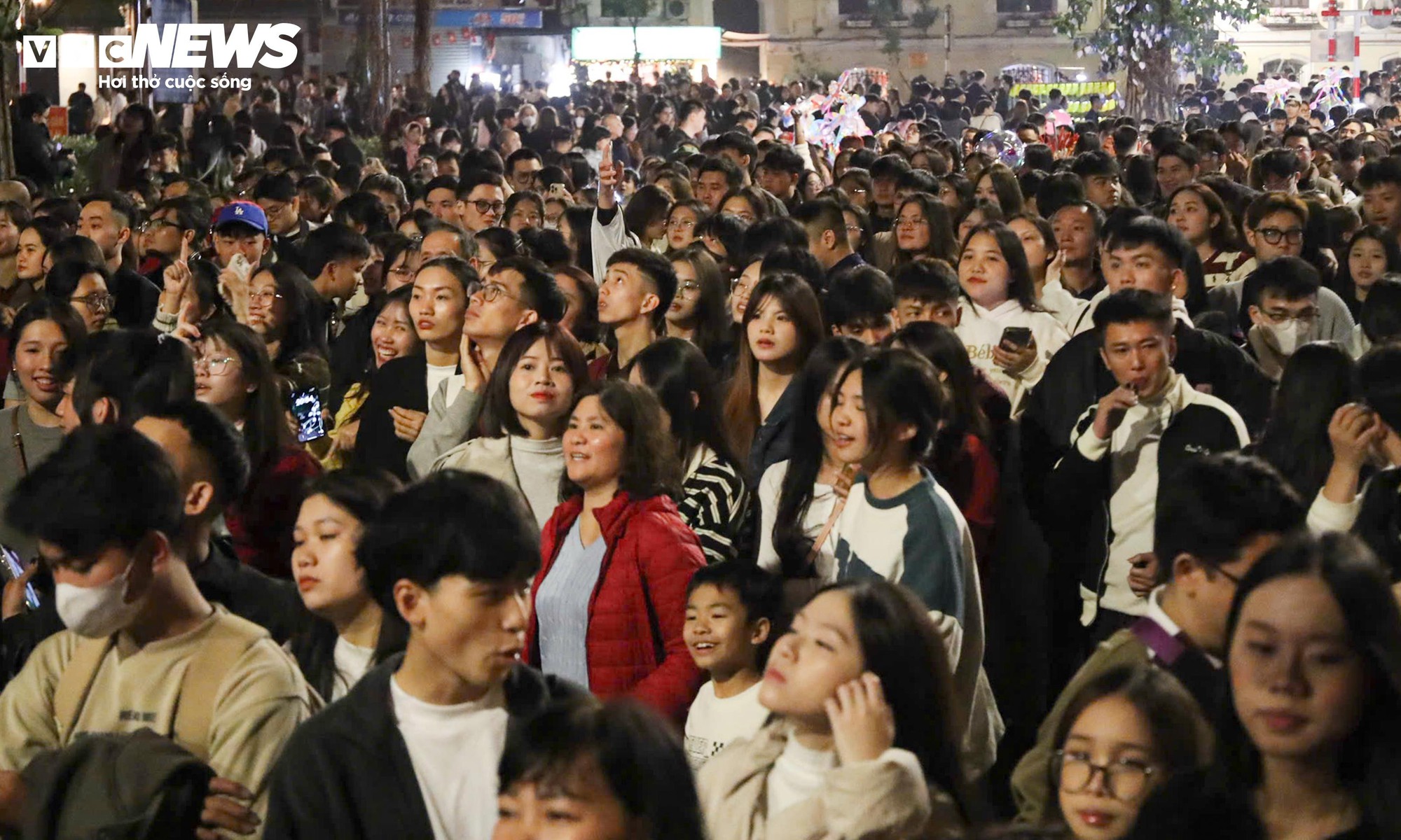 Trẻ nhỏ mệt mỏi giữa d&ograve;ng người đ&oacute;n Countdown 2026 tại hồ Gươm - Ảnh 4.