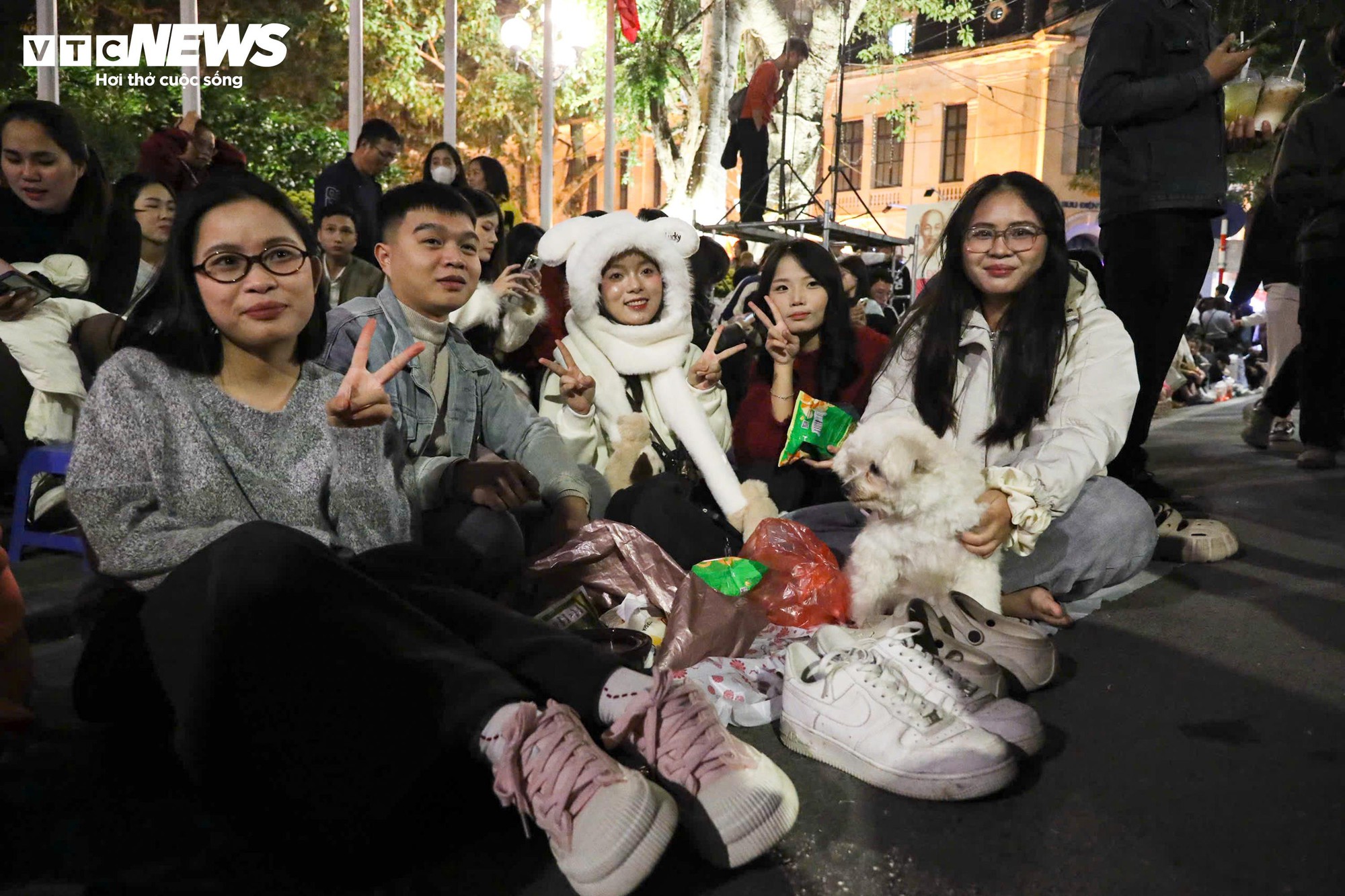 Trẻ nhỏ mệt mỏi giữa d&ograve;ng người đ&oacute;n Countdown 2026 tại hồ Gươm - Ảnh 14.