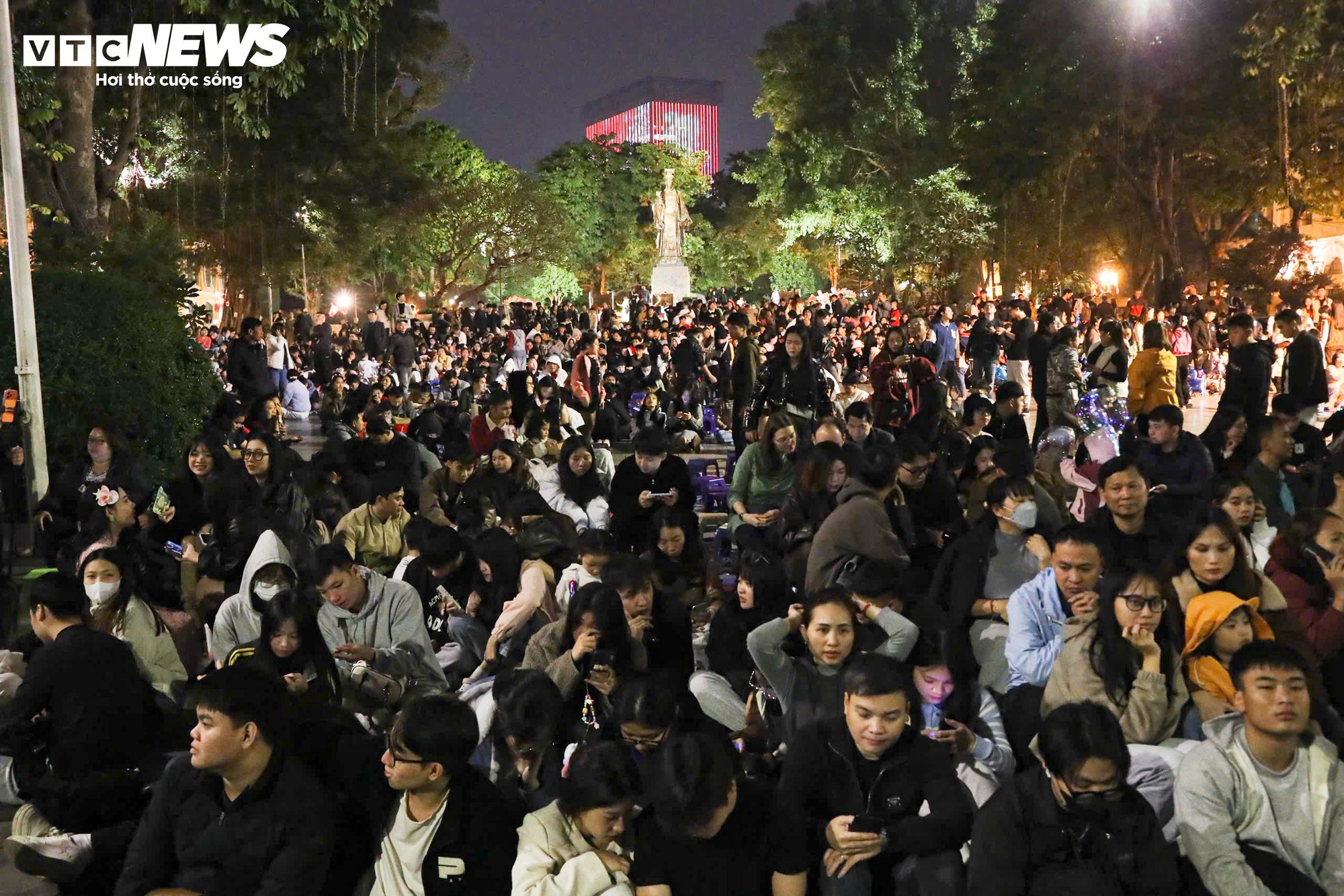 Trẻ nhỏ mệt mỏi giữa d&ograve;ng người đ&oacute;n Countdown 2026 tại hồ Gươm - Ảnh 15.