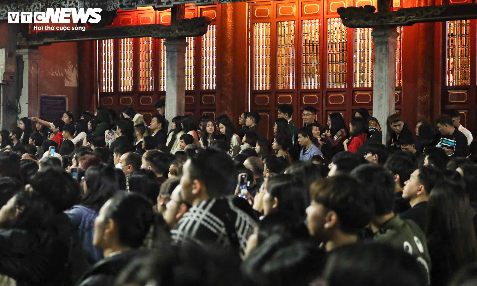 Trẻ nhỏ mệt mỏi giữa d&ograve;ng người đ&oacute;n Countdown 2026 tại hồ Gươm - Ảnh 12.