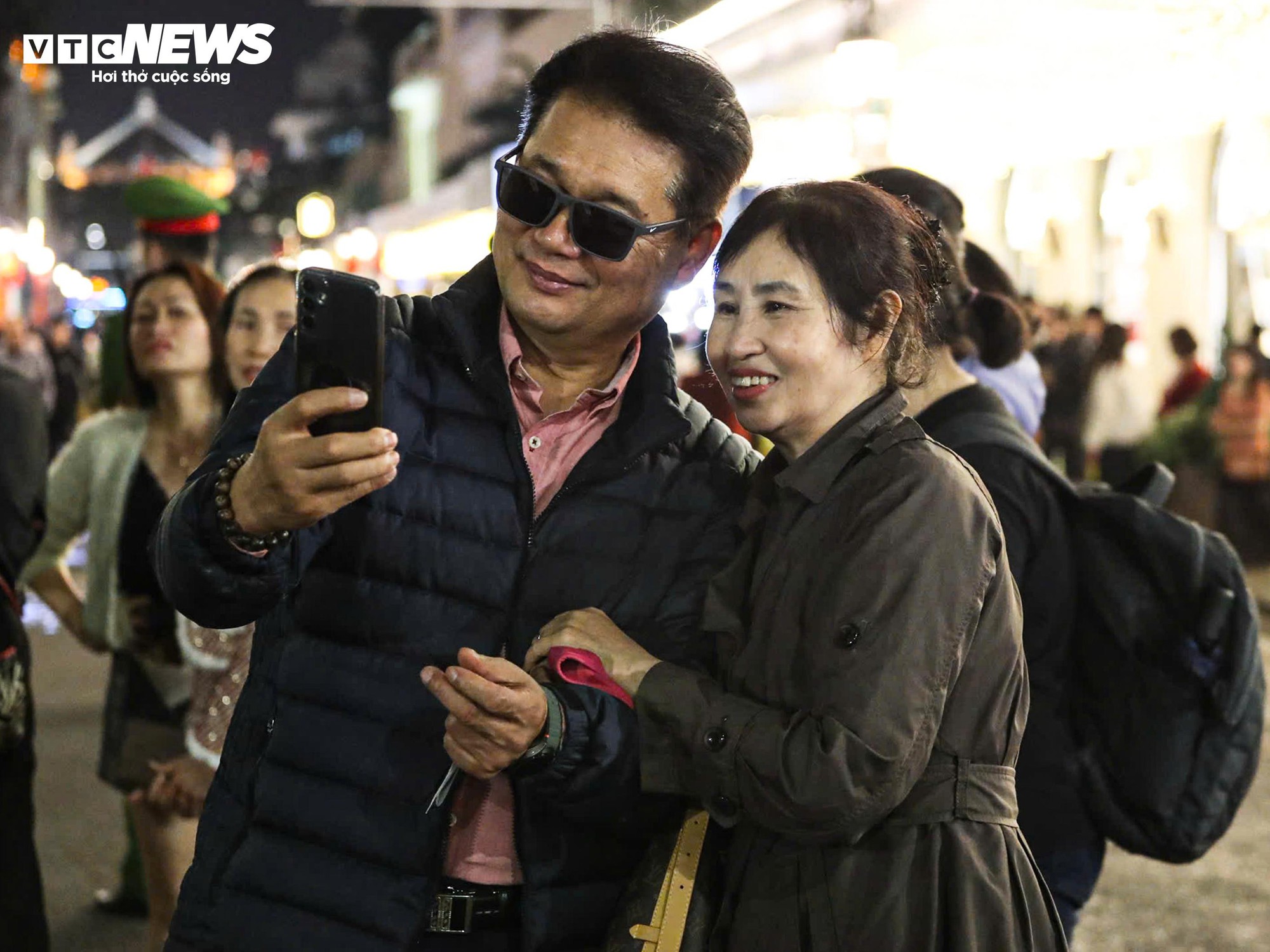 Trẻ nhỏ mệt mỏi giữa d&ograve;ng người đ&oacute;n Countdown 2026 tại hồ Gươm - Ảnh 11.