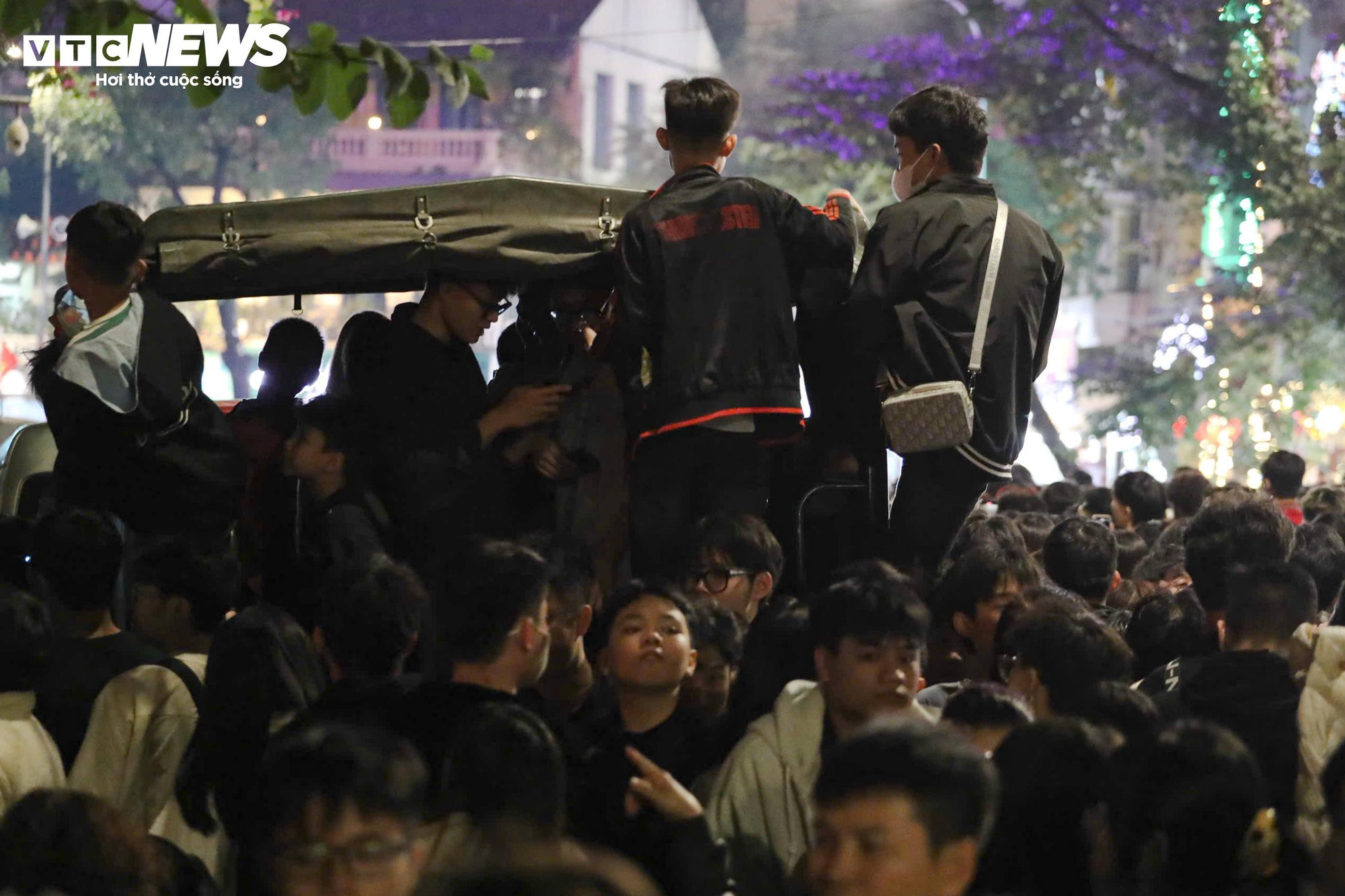 Trẻ nhỏ mệt mỏi giữa d&ograve;ng người đ&oacute;n Countdown 2026 tại hồ Gươm - Ảnh 13.