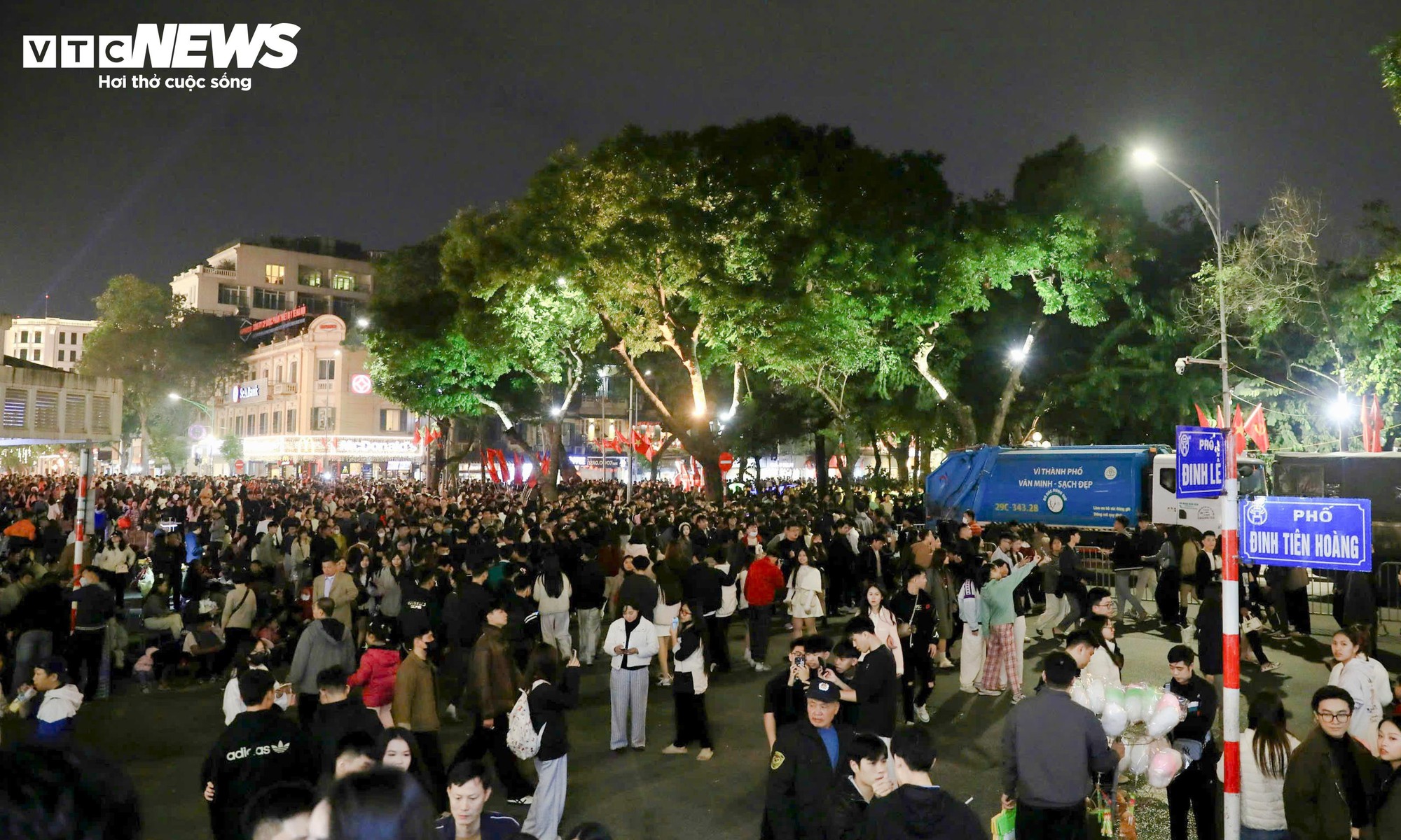 Trẻ nhỏ mệt mỏi giữa d&ograve;ng người đ&oacute;n Countdown 2026 tại hồ Gươm - Ảnh 1.