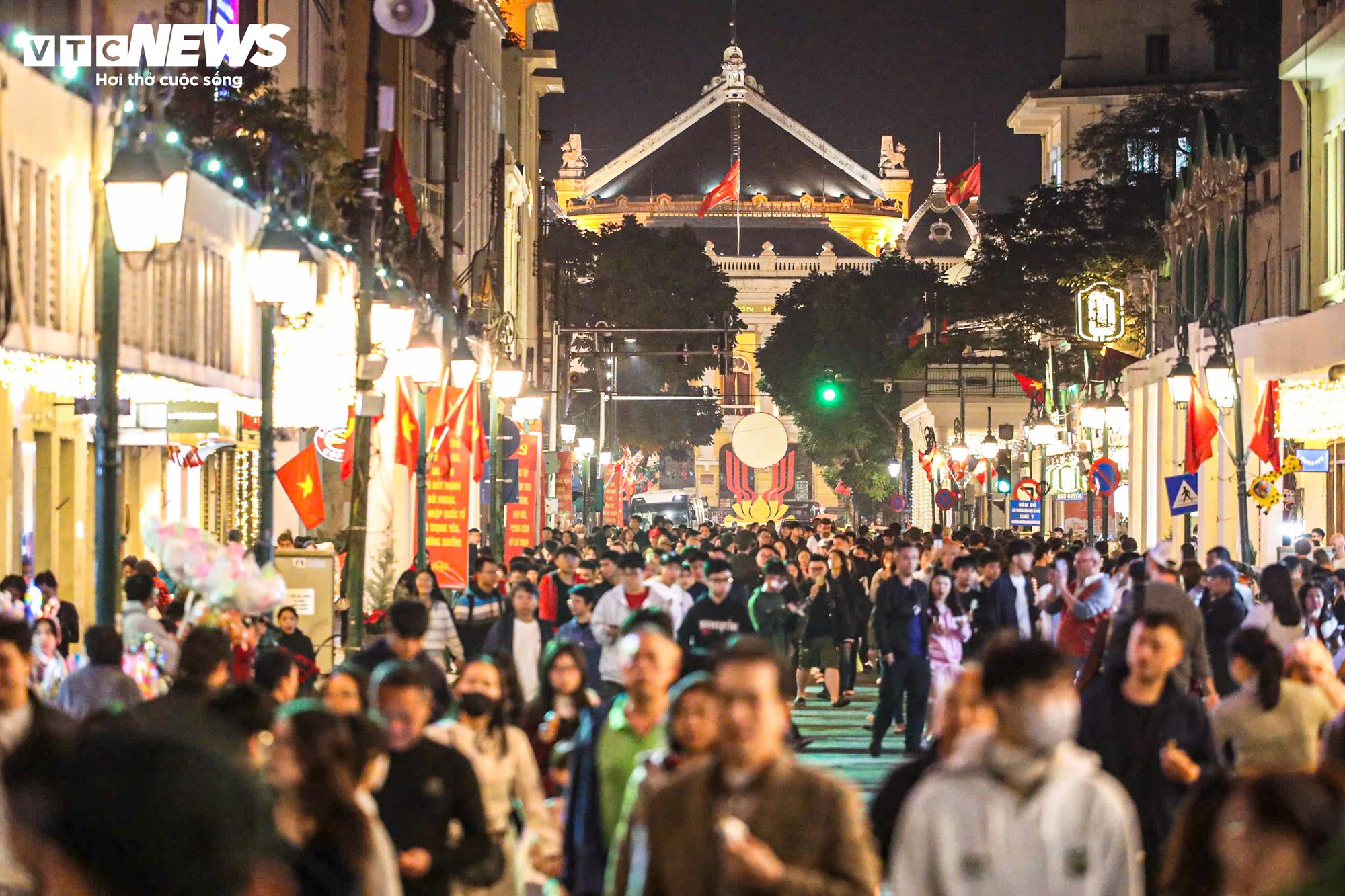 Trẻ nhỏ mệt mỏi giữa d&ograve;ng người đ&oacute;n Countdown 2026 tại hồ Gươm - Ảnh 16.