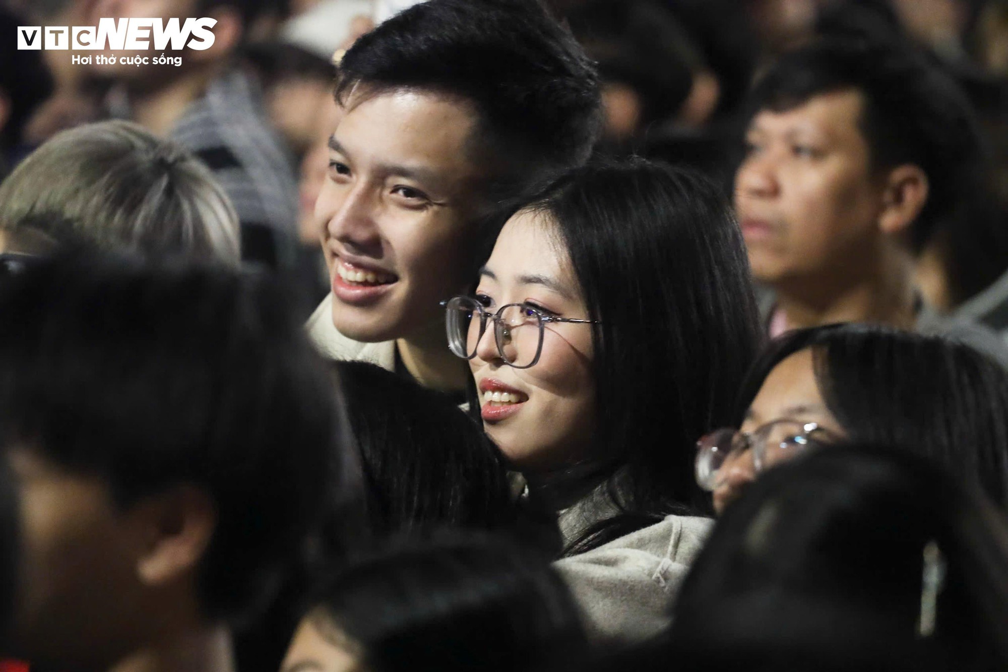 Trẻ nhỏ mệt mỏi giữa d&ograve;ng người đ&oacute;n Countdown 2026 tại hồ Gươm - Ảnh 5.