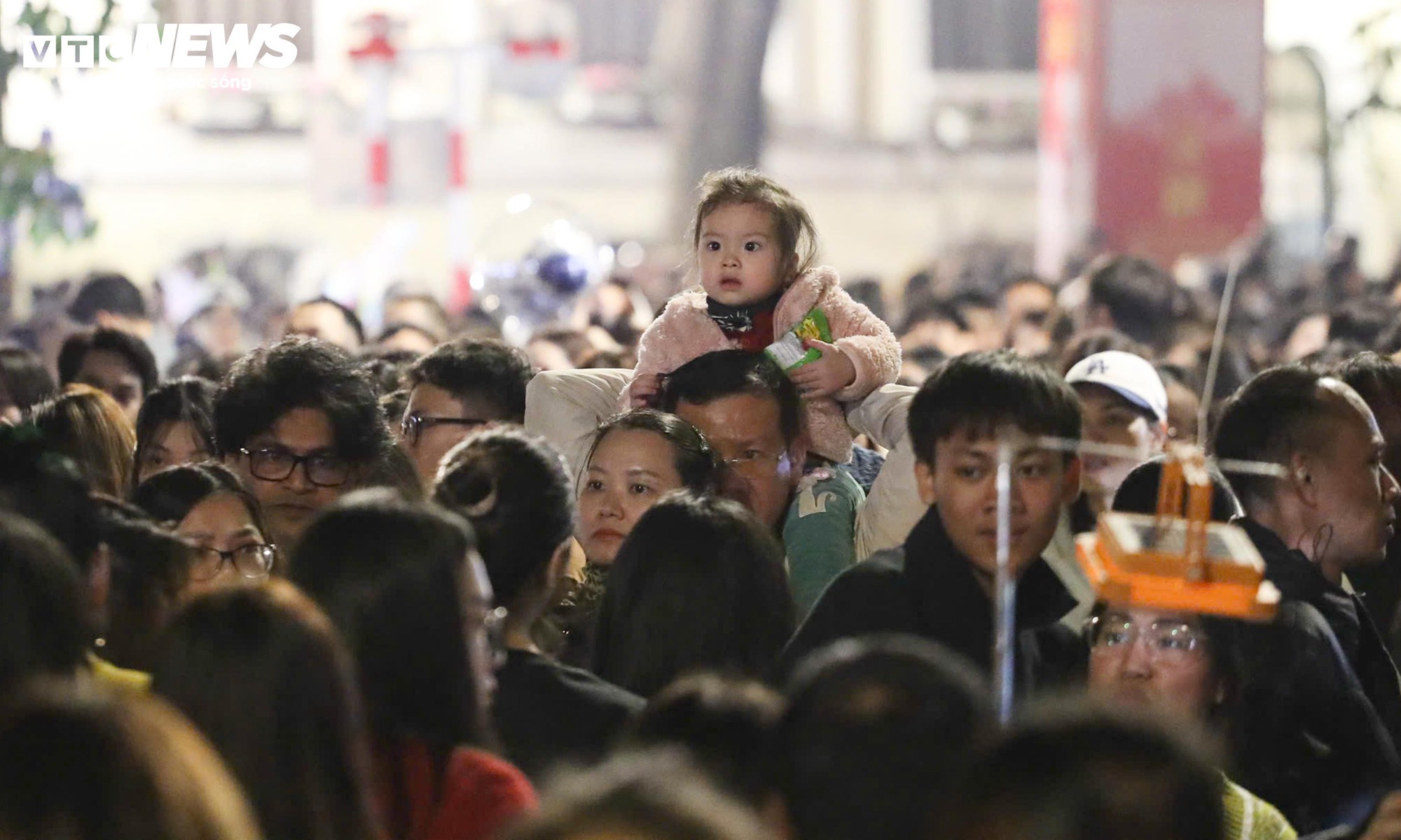 Trẻ nhỏ mệt mỏi giữa d&ograve;ng người đ&oacute;n Countdown 2026 tại hồ Gươm - Ảnh 6.