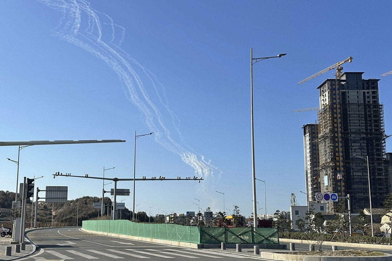 Trung Quốc tiếp tục tập trận quanh Đ&agrave;i Loan ng&agrave;y thứ hai, h&agrave;ng kh&ocirc;ng t&ecirc; liệt - Ảnh 1.