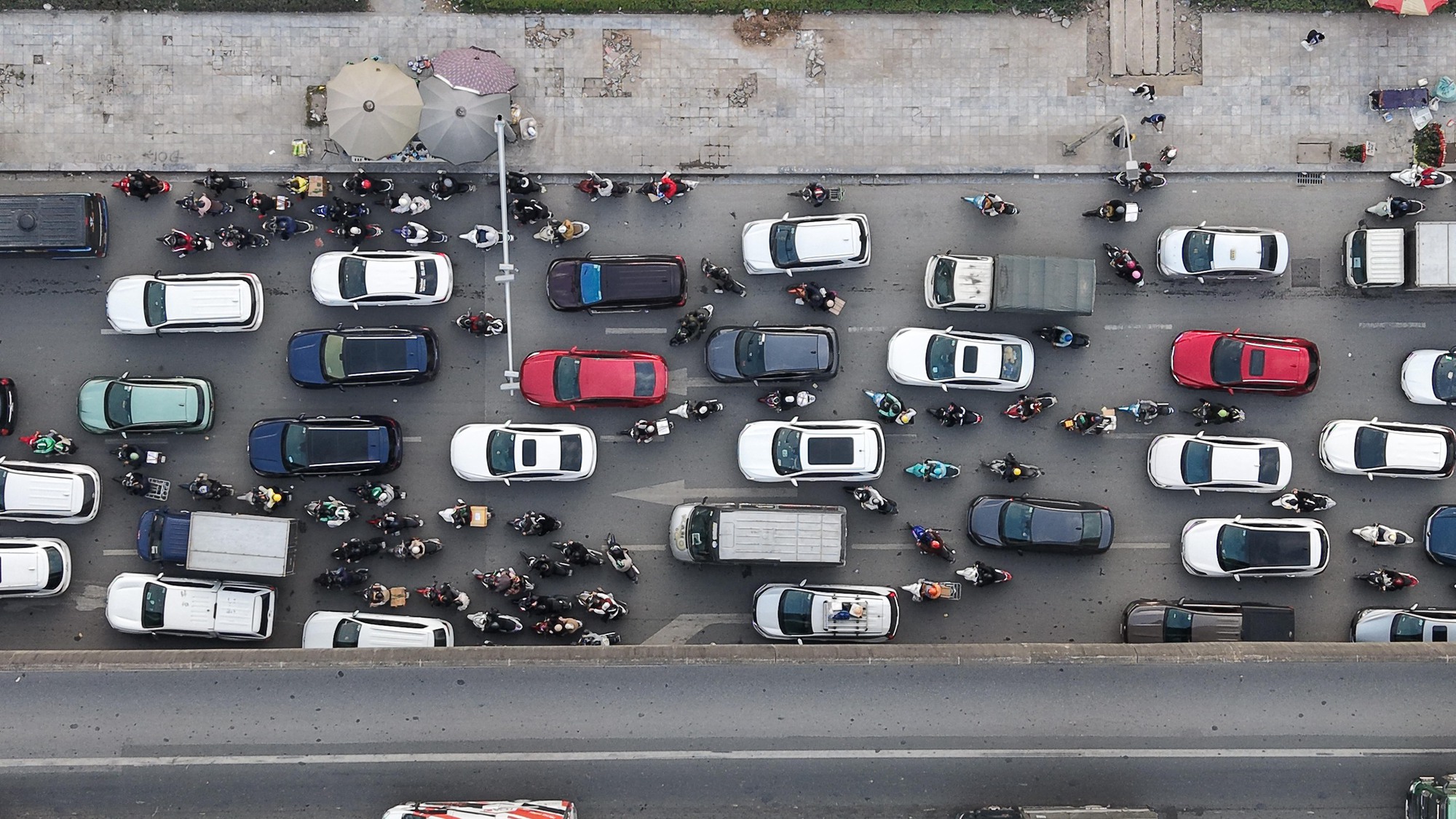 Bộ phim "VỀ QUÊ" chính thức được công chiếu: Toàn cảnh đường phố vào ngày cuối cùng của năm 2025- Ảnh 20. Bộ phim "VỀ QUÊ" chính thức được công chiếu: Toàn cảnh đường phố vào ngày cuối cùng của năm 2025- Ảnh 20.