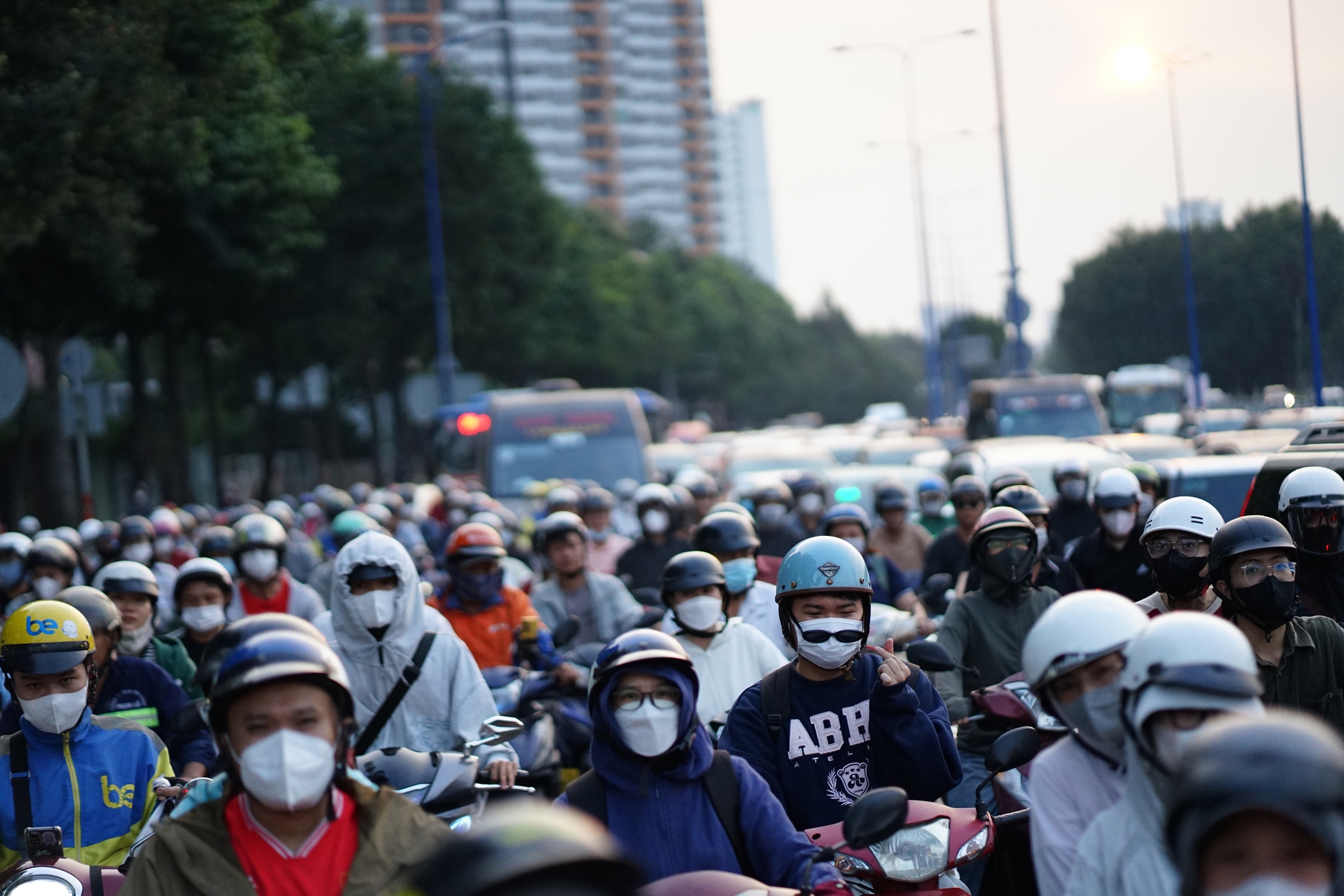 Bộ phim "VỀ QUÊ" chính thức được công chiếu: Toàn cảnh đường phố vào ngày cuối cùng của năm 2025- Ảnh 4. Bộ phim "VỀ QUÊ" chính thức được công chiếu: Toàn cảnh đường phố vào ngày cuối cùng của năm 2025- Ảnh 4.