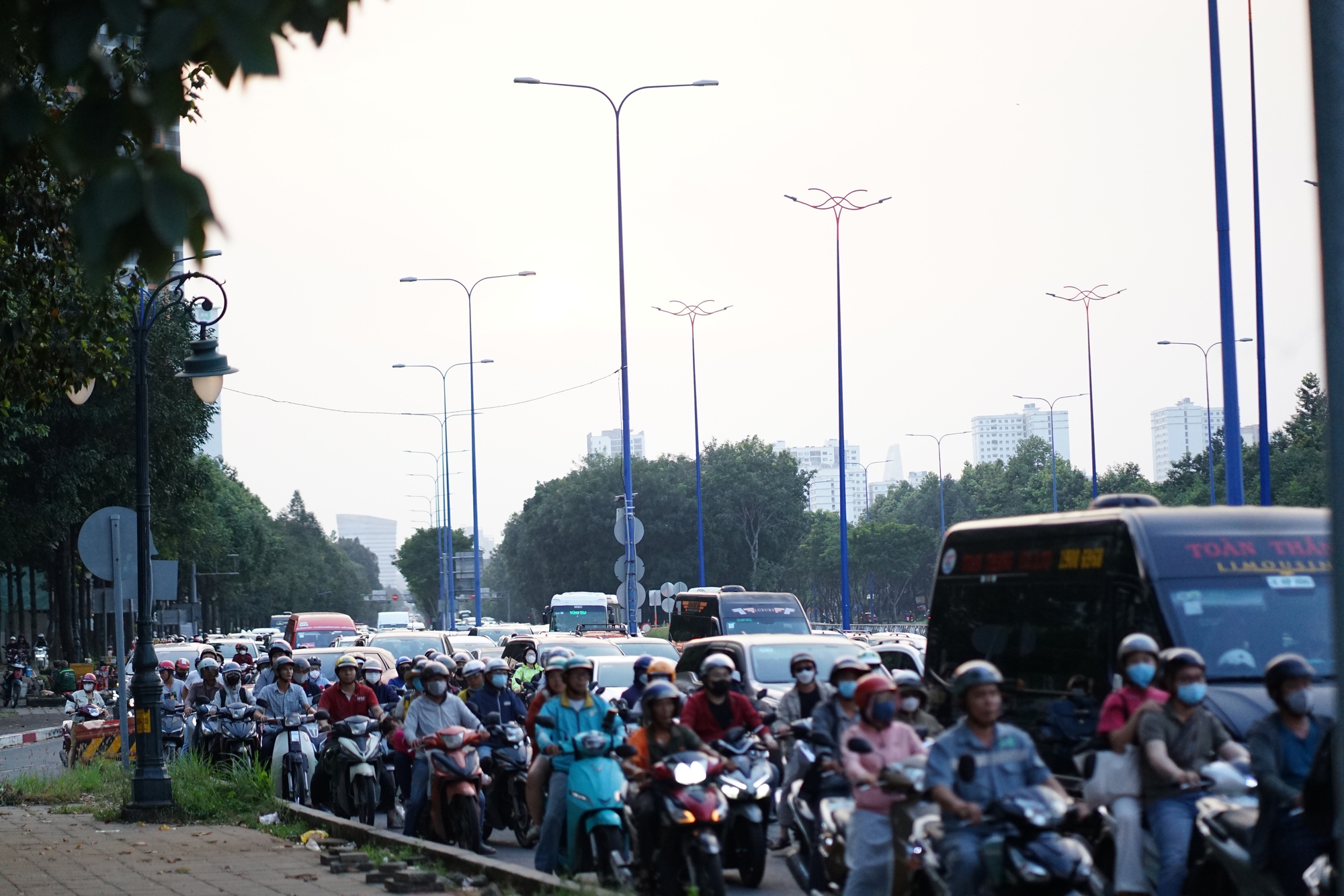 Bộ phim "VỀ QUÊ" chính thức được công chiếu: Toàn cảnh đường phố vào ngày cuối cùng của năm 2025- Ảnh 5. Bộ phim "VỀ QUÊ" chính thức được công chiếu: Toàn cảnh đường phố vào ngày cuối cùng của năm 2025- Ảnh 5.