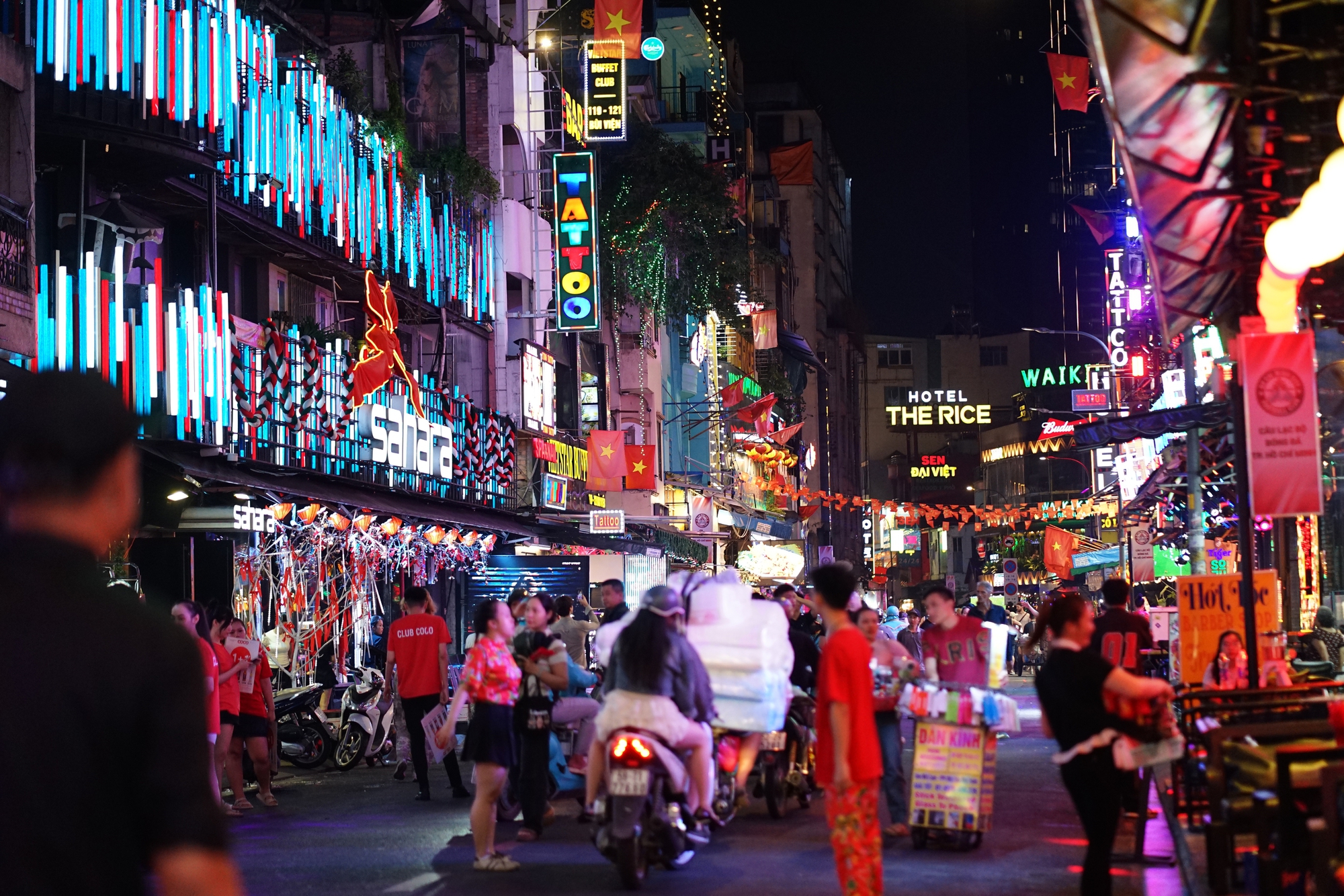 H&igrave;nh ảnh g&acirc;y cho&aacute;ng tại Hồ Gươm d&ugrave; mới 21h ng&agrave;y cuối năm- Ảnh 26.