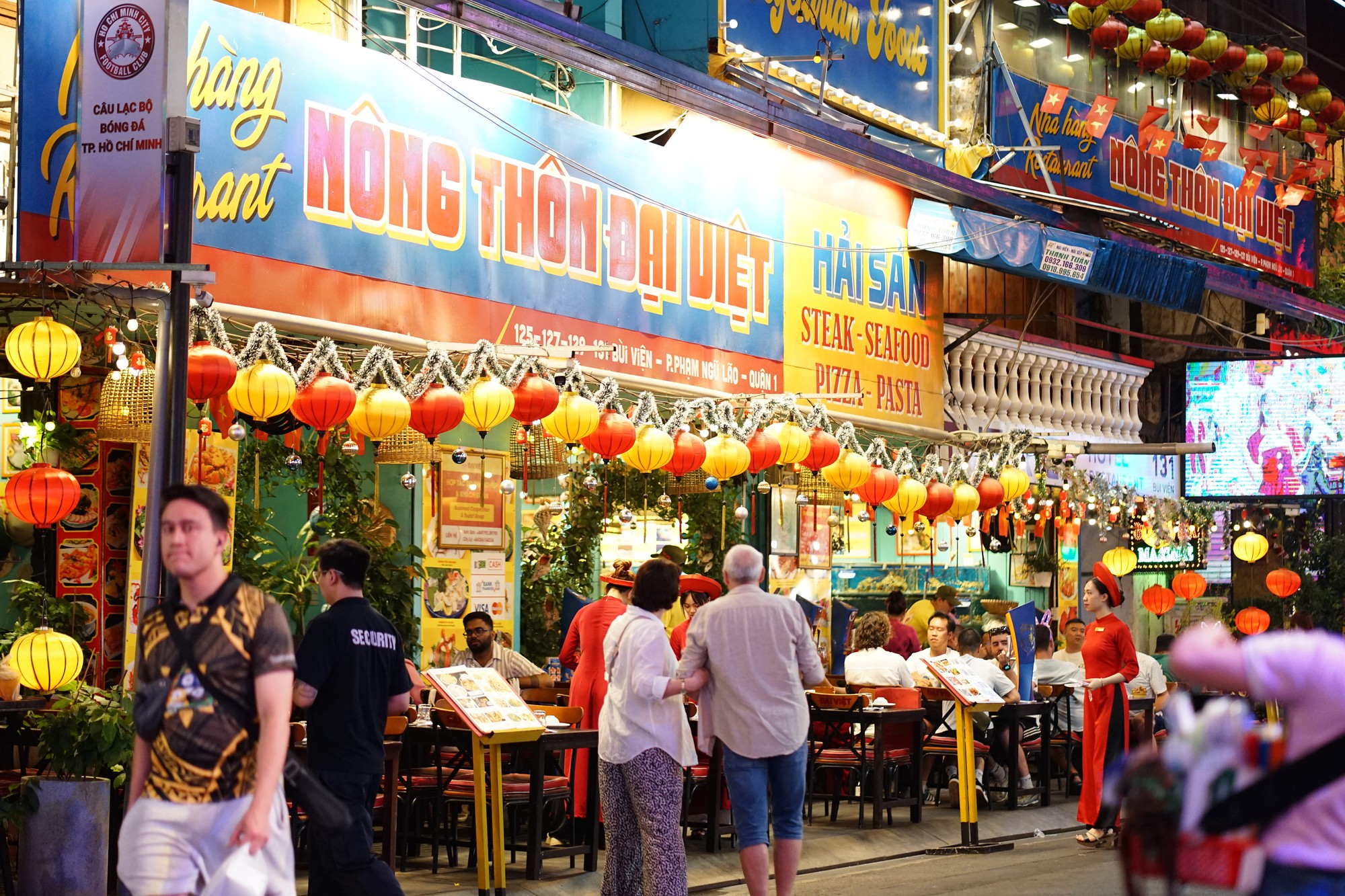 Đ&ecirc;m 31/12: Kh&aacute;ch T&acirc;y tưng bừng đ&oacute;n năm mới tại TP.HCM, giới trẻ đổ x&ocirc; đến xem ph&aacute;o hoa ở view triệu đ&ocirc; b&ecirc;n bờ s&ocirc;ng S&agrave;i G&ograve;n- Ảnh 9.