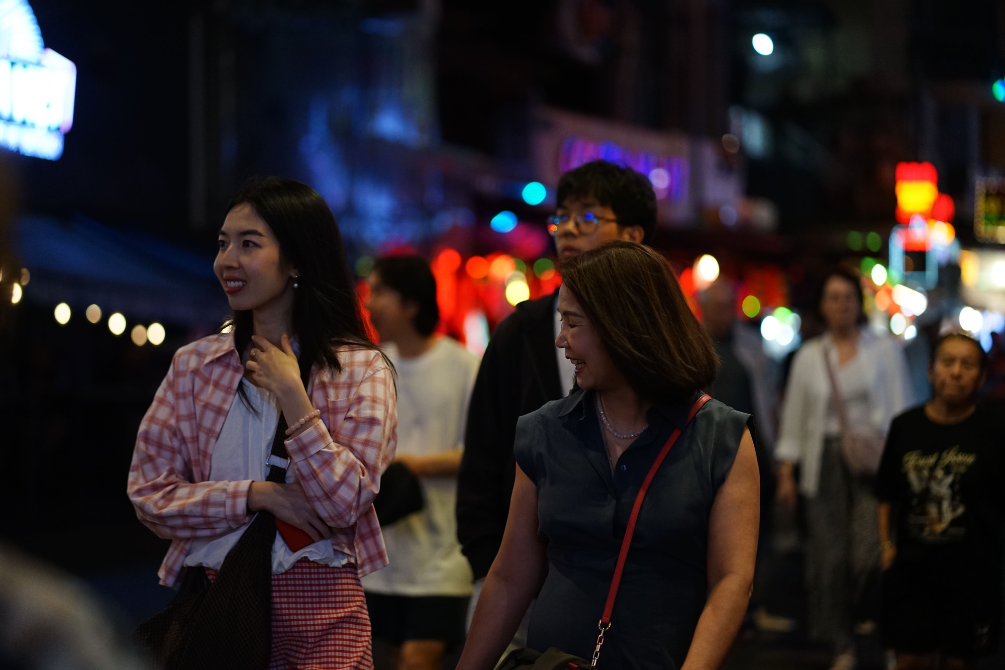 Đ&ecirc;m 31/12: Kh&aacute;ch T&acirc;y tưng bừng đ&oacute;n năm mới tại TP.HCM, giới trẻ đổ x&ocirc; đến xem ph&aacute;o hoa ở view triệu đ&ocirc; b&ecirc;n bờ s&ocirc;ng S&agrave;i G&ograve;n- Ảnh 11.