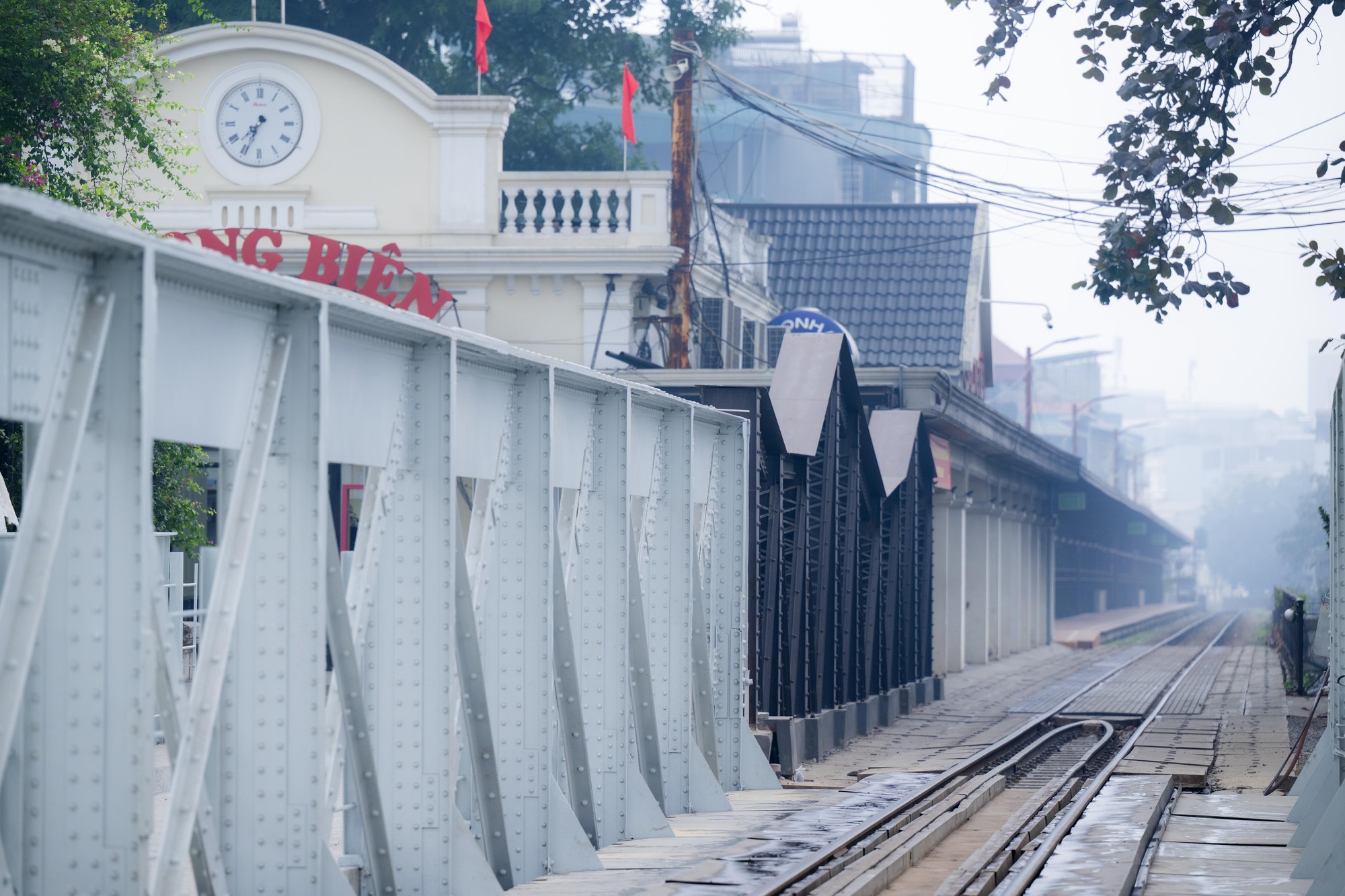 Ảnh, clip: Cận cảnh diện mạo kh&aacute;c lạ của cầu Long Bi&ecirc;n trong ng&agrave;y cuối tr&ugrave;ng tu- Ảnh 6.