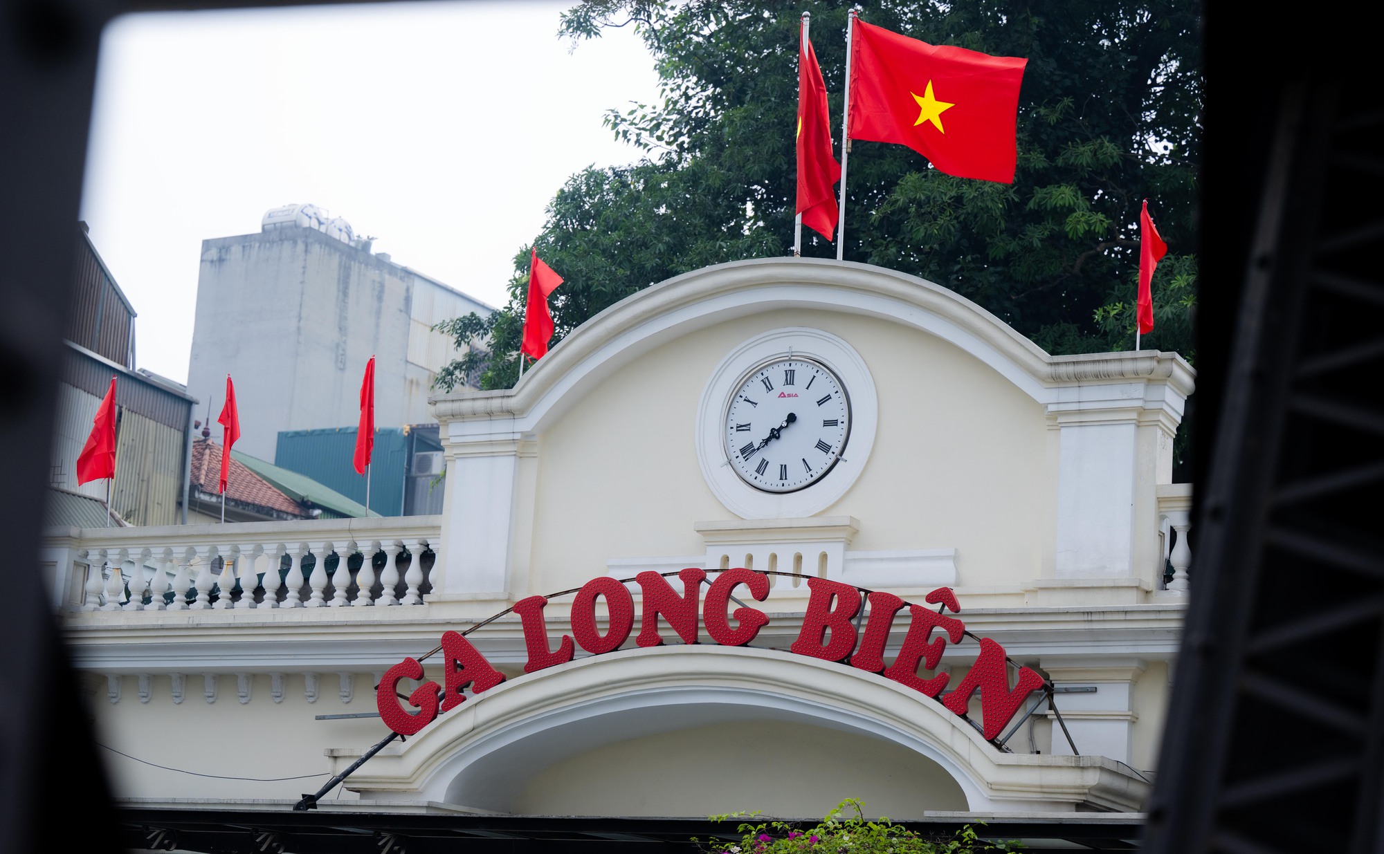 Ảnh, clip: Cận cảnh diện mạo kh&aacute;c lạ của cầu Long Bi&ecirc;n trong ng&agrave;y cuối tr&ugrave;ng tu- Ảnh 9.