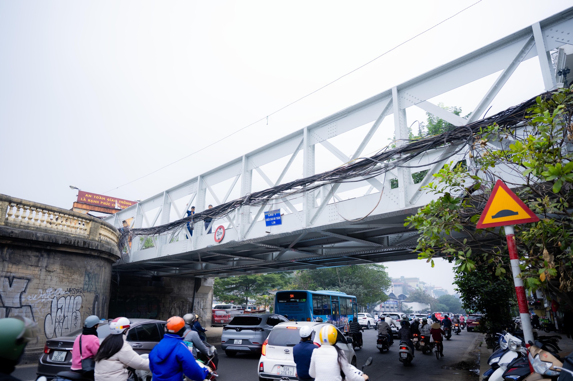 Ảnh, clip: Cận cảnh diện mạo kh&aacute;c lạ của cầu Long Bi&ecirc;n trong ng&agrave;y cuối tr&ugrave;ng tu- Ảnh 8.