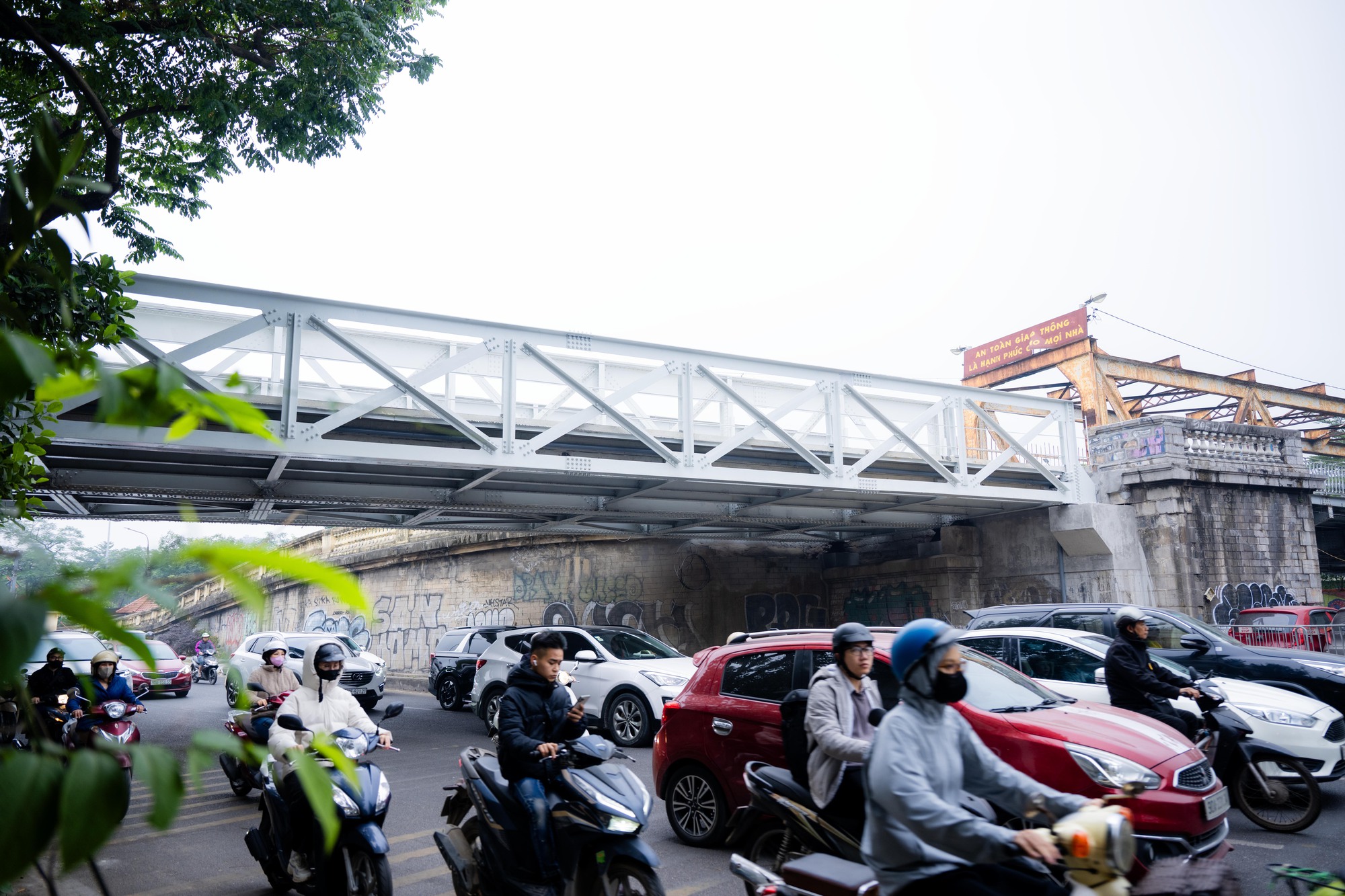 Ảnh, clip: Cận cảnh diện mạo kh&aacute;c lạ của cầu Long Bi&ecirc;n trong ng&agrave;y cuối tr&ugrave;ng tu- Ảnh 7.