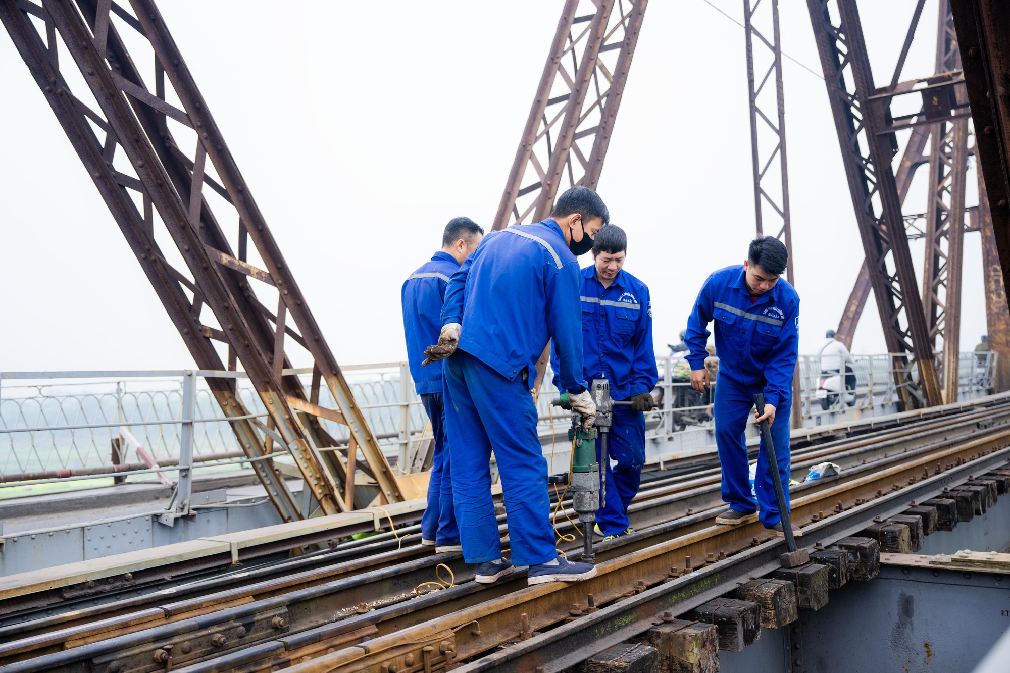 Ảnh, clip: Cận cảnh diện mạo kh&aacute;c lạ của cầu Long Bi&ecirc;n trong ng&agrave;y cuối tr&ugrave;ng tu- Ảnh 2.