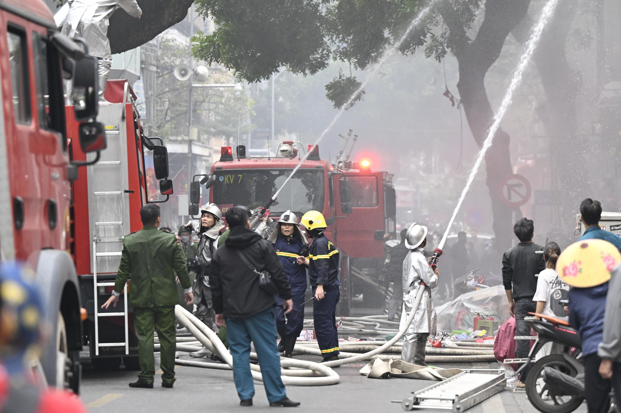 Hà Nội: Cháy lớn trên phố Hàng Mã ngày cuối năm- Ảnh 1.