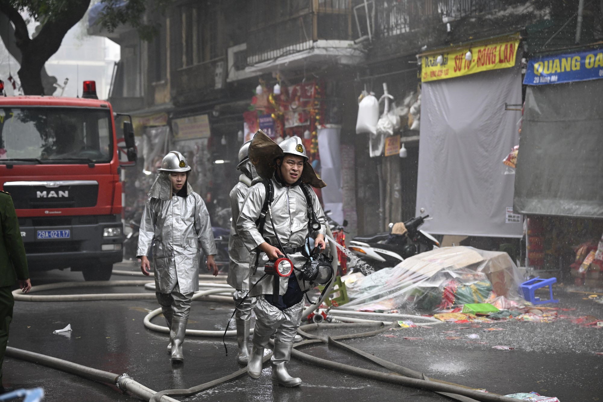 Hà Nội: Cháy lớn trên phố Hàng Mã ngày cuối năm- Ảnh 2.