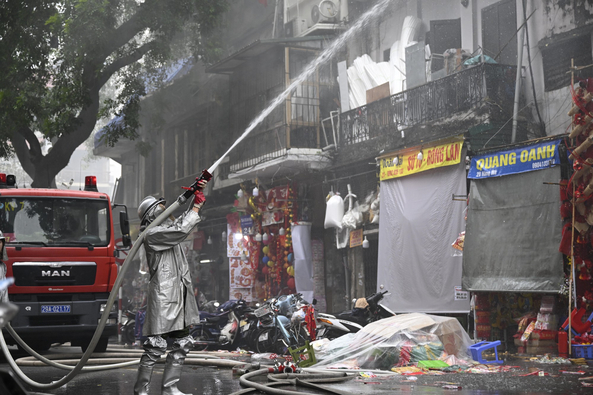 Hà Nội: Cháy lớn trên phố Hàng Mã ngày cuối năm- Ảnh 4.