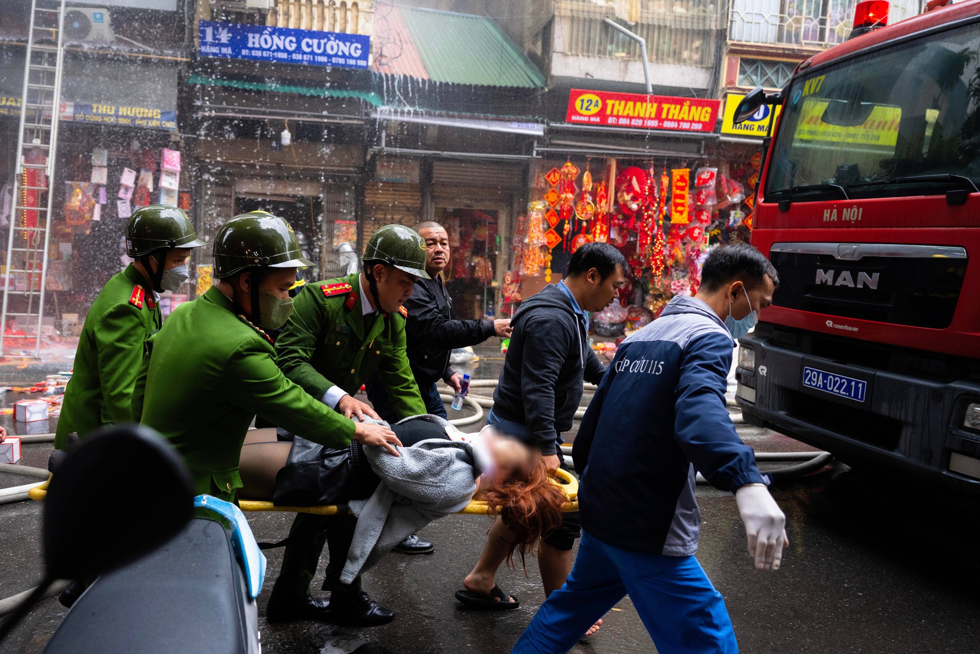 H&agrave; Nội: Ch&aacute;y lớn tr&ecirc;n phố H&agrave;ng M&atilde; ng&agrave;y cuối năm, đ&ocirc;i nam nữ liều m&igrave;nh nhảy từ tầng cao tho&aacute;t th&acirc;n- Ảnh 7.