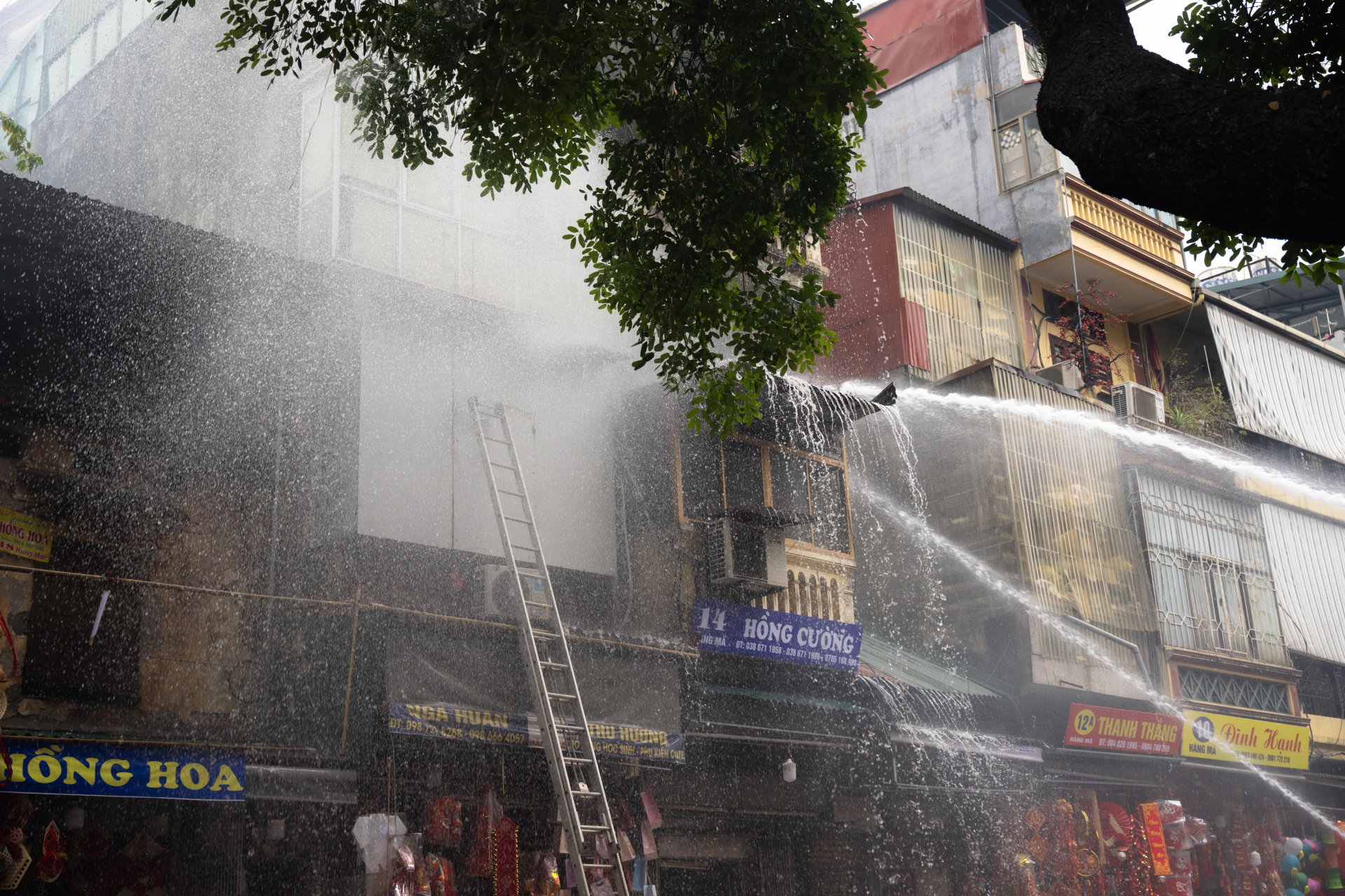 Khoảnh khắc người phụ nữ trượt ch&acirc;n khi tho&aacute;t khỏi đ&aacute;m ch&aacute;y tr&ecirc;n phố H&agrave;ng M&atilde; - Ảnh 4.