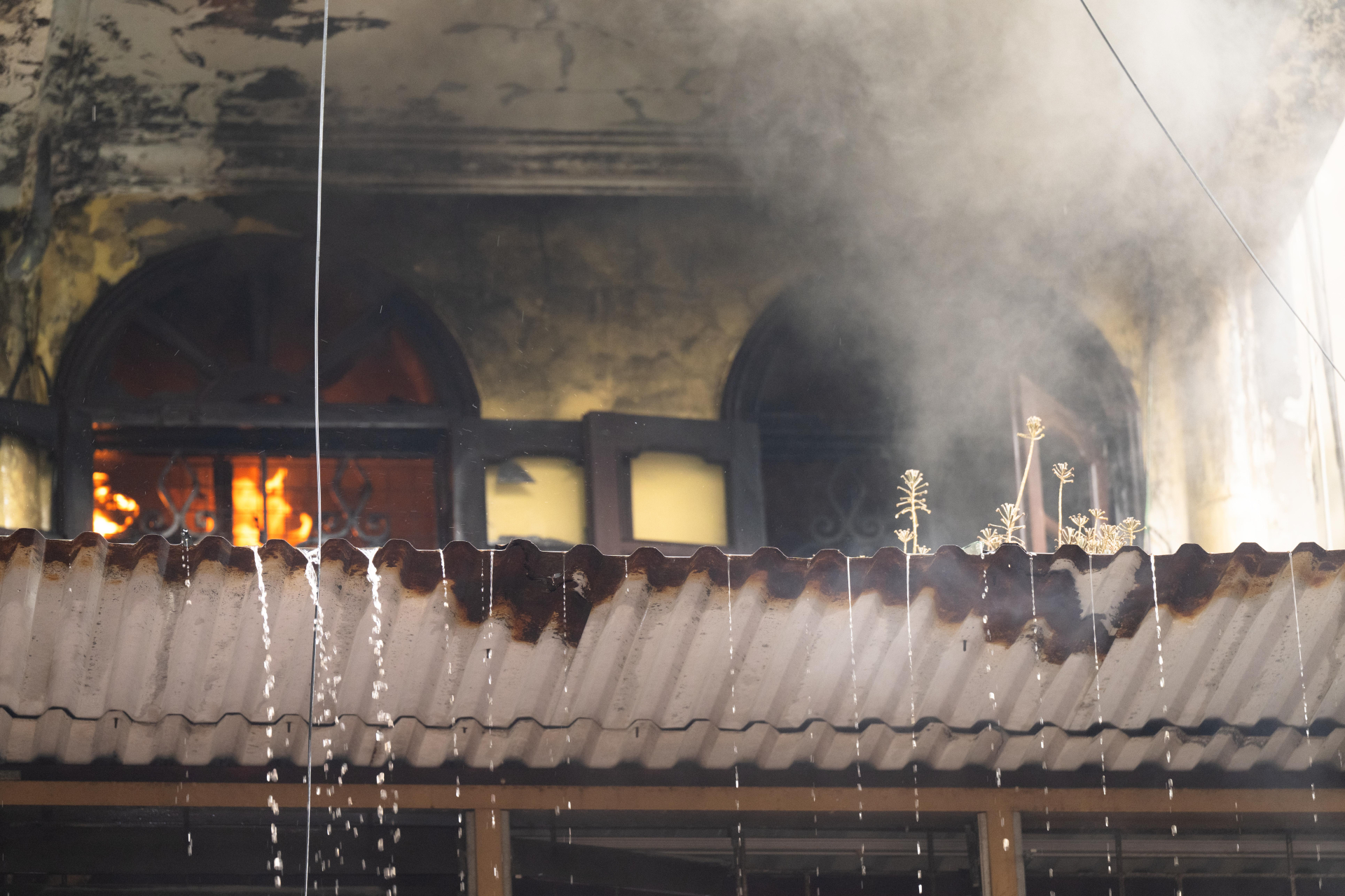 Khoảnh khắc người phụ nữ trượt ch&acirc;n khi tho&aacute;t khỏi đ&aacute;m ch&aacute;y tr&ecirc;n phố H&agrave;ng M&atilde; - Ảnh 3.