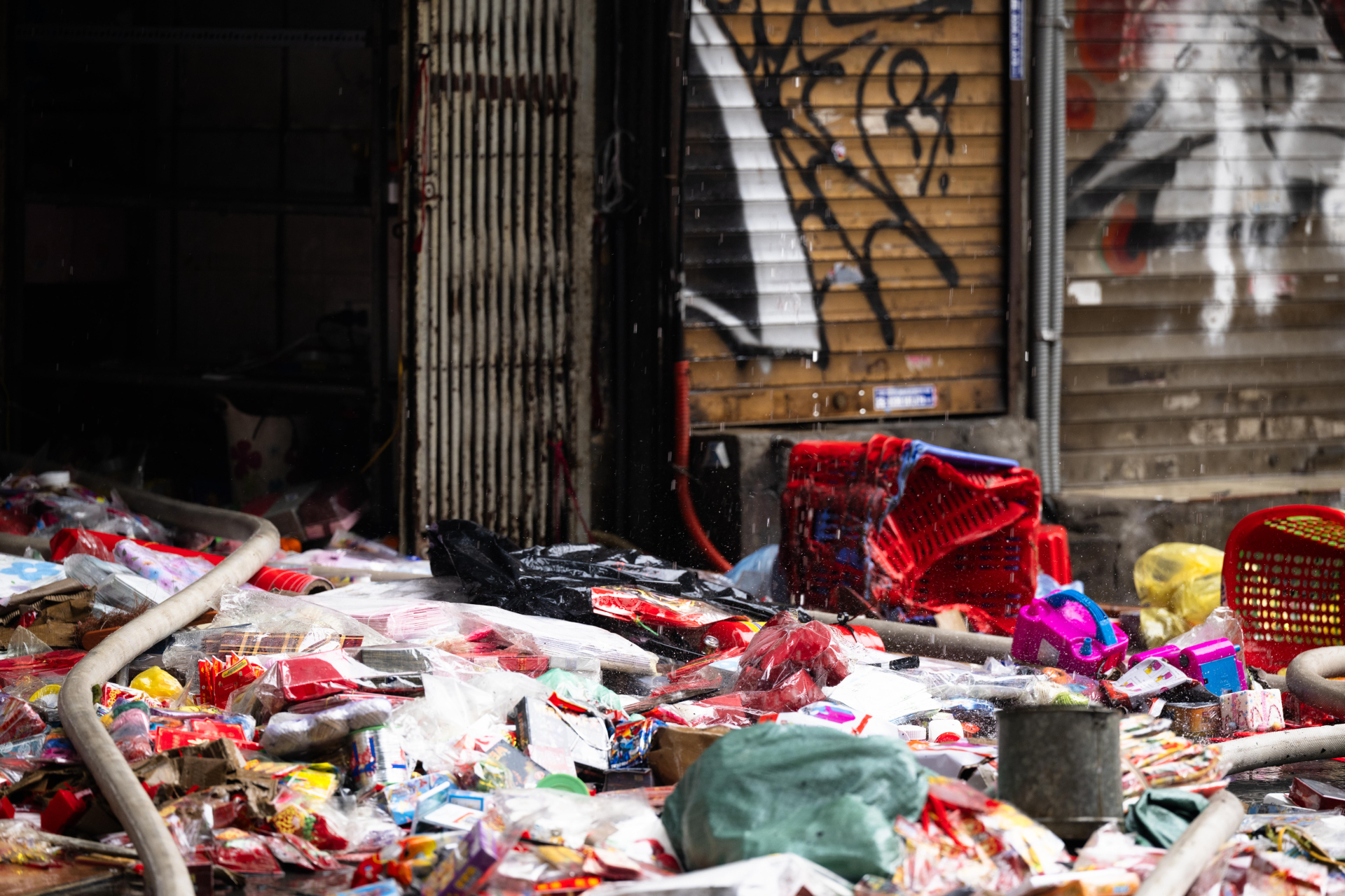 Khoảnh khắc người phụ nữ trượt ch&acirc;n khi tho&aacute;t khỏi đ&aacute;m ch&aacute;y tr&ecirc;n phố H&agrave;ng M&atilde; - Ảnh 2.