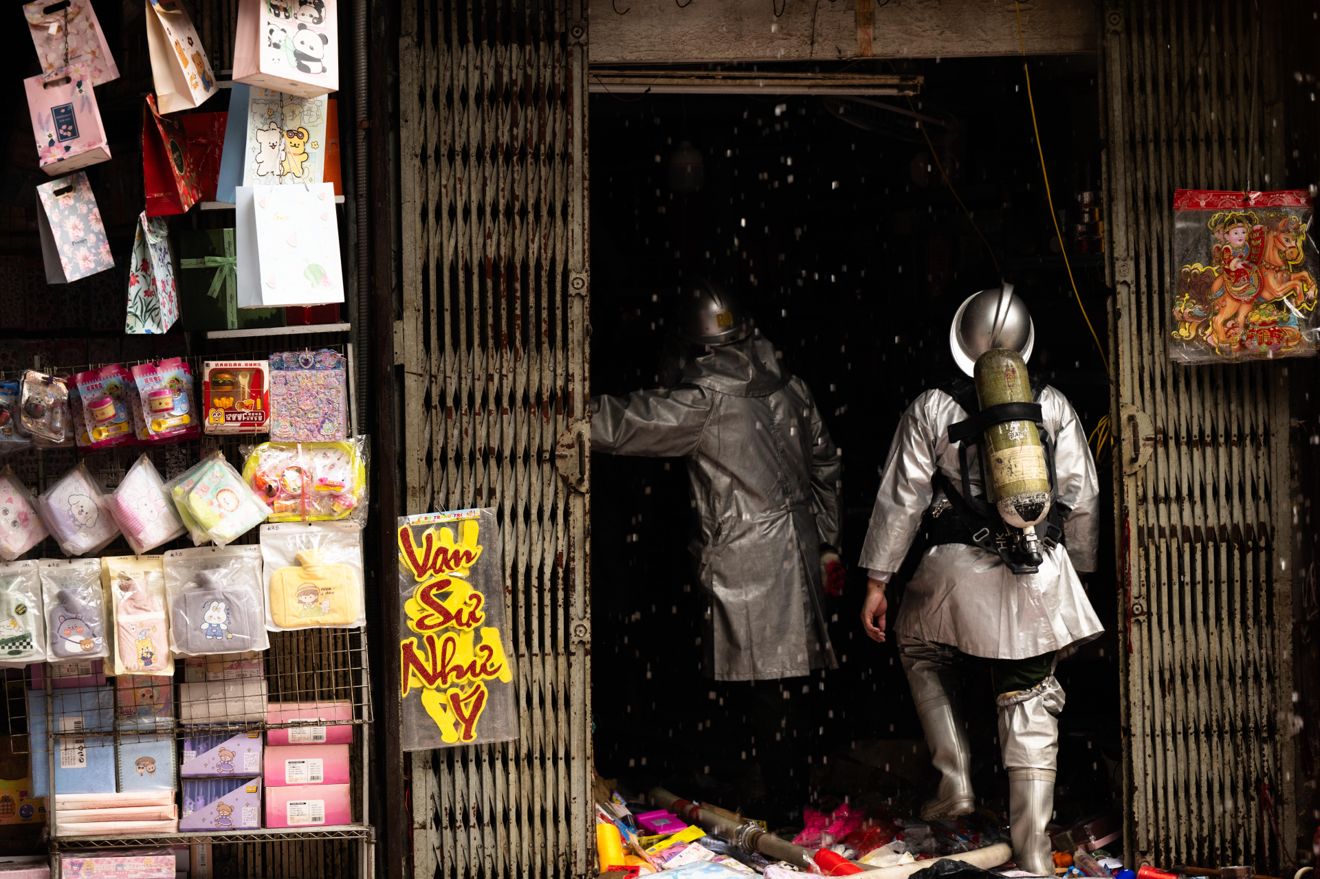 Khoảnh khắc người phụ nữ trượt ch&acirc;n khi tho&aacute;t khỏi đ&aacute;m ch&aacute;y tr&ecirc;n phố H&agrave;ng M&atilde; - Ảnh 1.