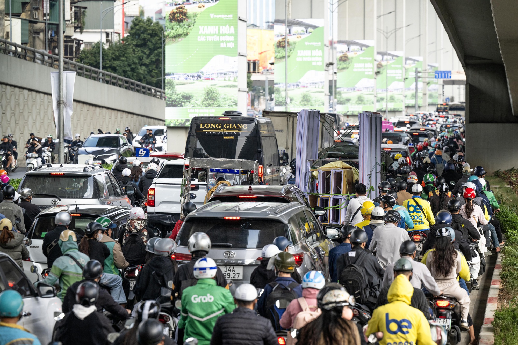 Bộ phim "VỀ QUÊ" chính thức được công chiếu: Toàn cảnh đường phố vào ngày cuối cùng của năm 2025- Ảnh 11. Bộ phim "VỀ QUÊ" chính thức được công chiếu: Toàn cảnh đường phố vào ngày cuối cùng của năm 2025- Ảnh 11.