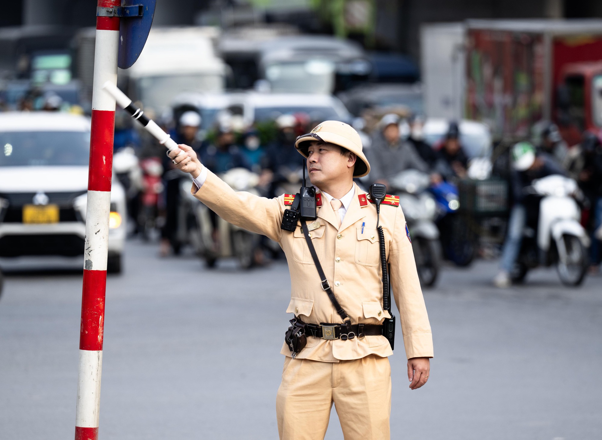 Bộ phim "VỀ QUÊ" chính thức được công chiếu: Toàn cảnh đường phố vào ngày cuối cùng của năm 2025- Ảnh 23. Bộ phim "VỀ QUÊ" chính thức được công chiếu: Toàn cảnh đường phố vào ngày cuối cùng của năm 2025- Ảnh 23.