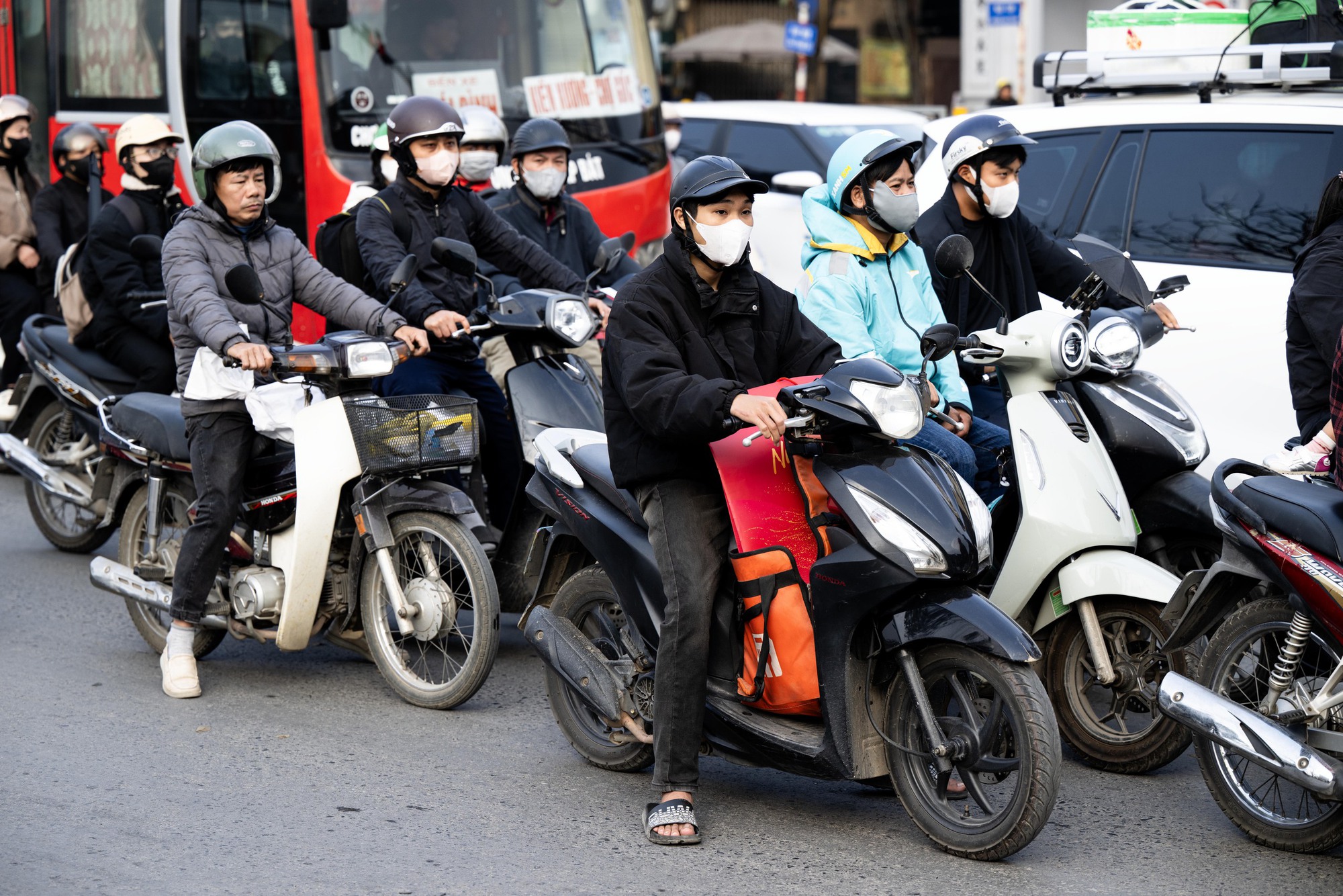 Bộ phim "VỀ QUÊ" chính thức được công chiếu: Toàn cảnh đường phố vào ngày cuối cùng của năm 2025- Ảnh 12. Bộ phim "VỀ QUÊ" chính thức được công chiếu: Toàn cảnh đường phố vào ngày cuối cùng của năm 2025- Ảnh 12.