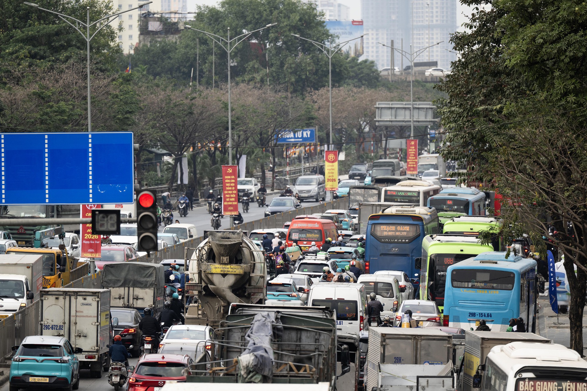 Bộ phim "VỀ QUÊ" chính thức được công chiếu: Toàn cảnh đường phố vào ngày cuối cùng của năm 2025- Ảnh 15. Bộ phim "VỀ QUÊ" chính thức được công chiếu: Toàn cảnh đường phố vào ngày cuối cùng của năm 2025- Ảnh 15.