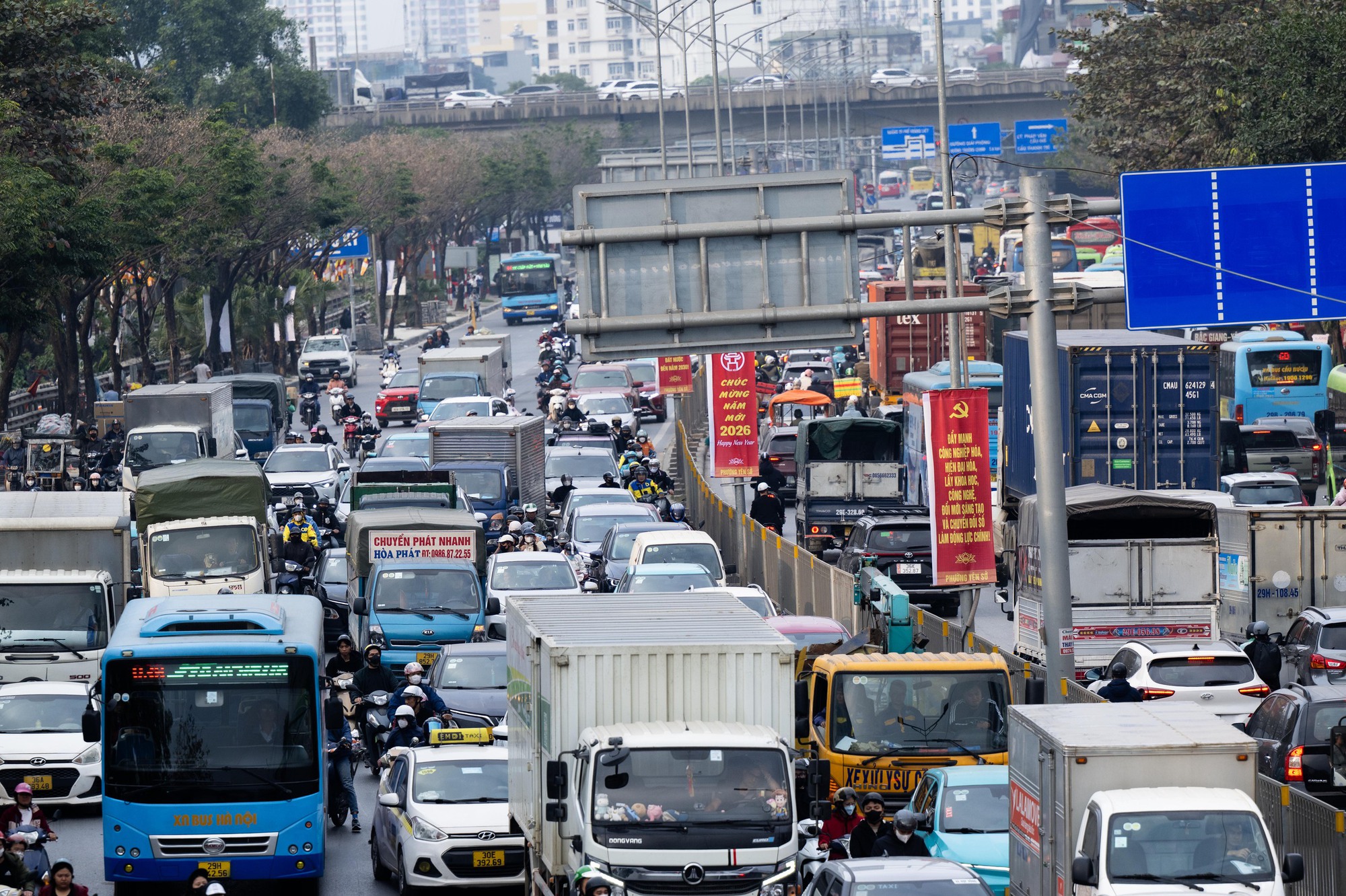 Bộ phim "VỀ QUÊ" chính thức được công chiếu: Toàn cảnh đường phố vào ngày cuối cùng của năm 2025- Ảnh 19. Bộ phim "VỀ QUÊ" chính thức được công chiếu: Toàn cảnh đường phố vào ngày cuối cùng của năm 2025- Ảnh 19.