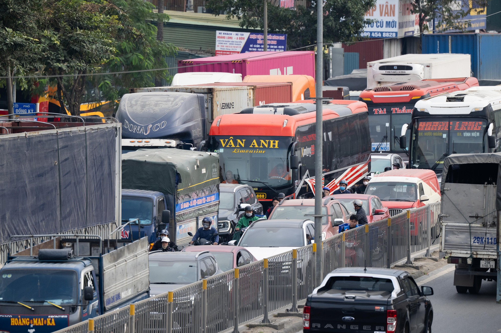 Bộ phim "VỀ QUÊ" chính thức được công chiếu: Toàn cảnh đường phố vào ngày cuối cùng của năm 2025- Ảnh 22. Bộ phim "VỀ QUÊ" chính thức được công chiếu: Toàn cảnh đường phố vào ngày cuối cùng của năm 2025- Ảnh 22.