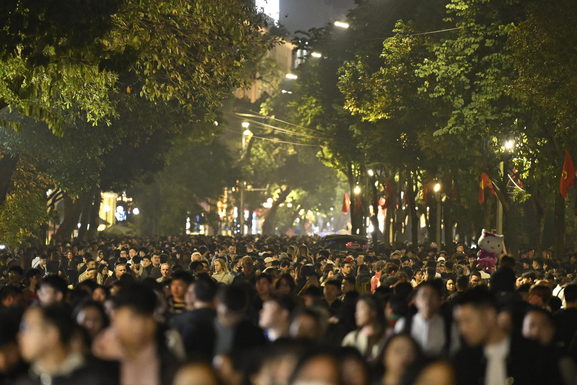 H&igrave;nh ảnh g&acirc;y cho&aacute;ng tại Hồ Gươm d&ugrave; mới 21h ng&agrave;y cuối năm- Ảnh 2.