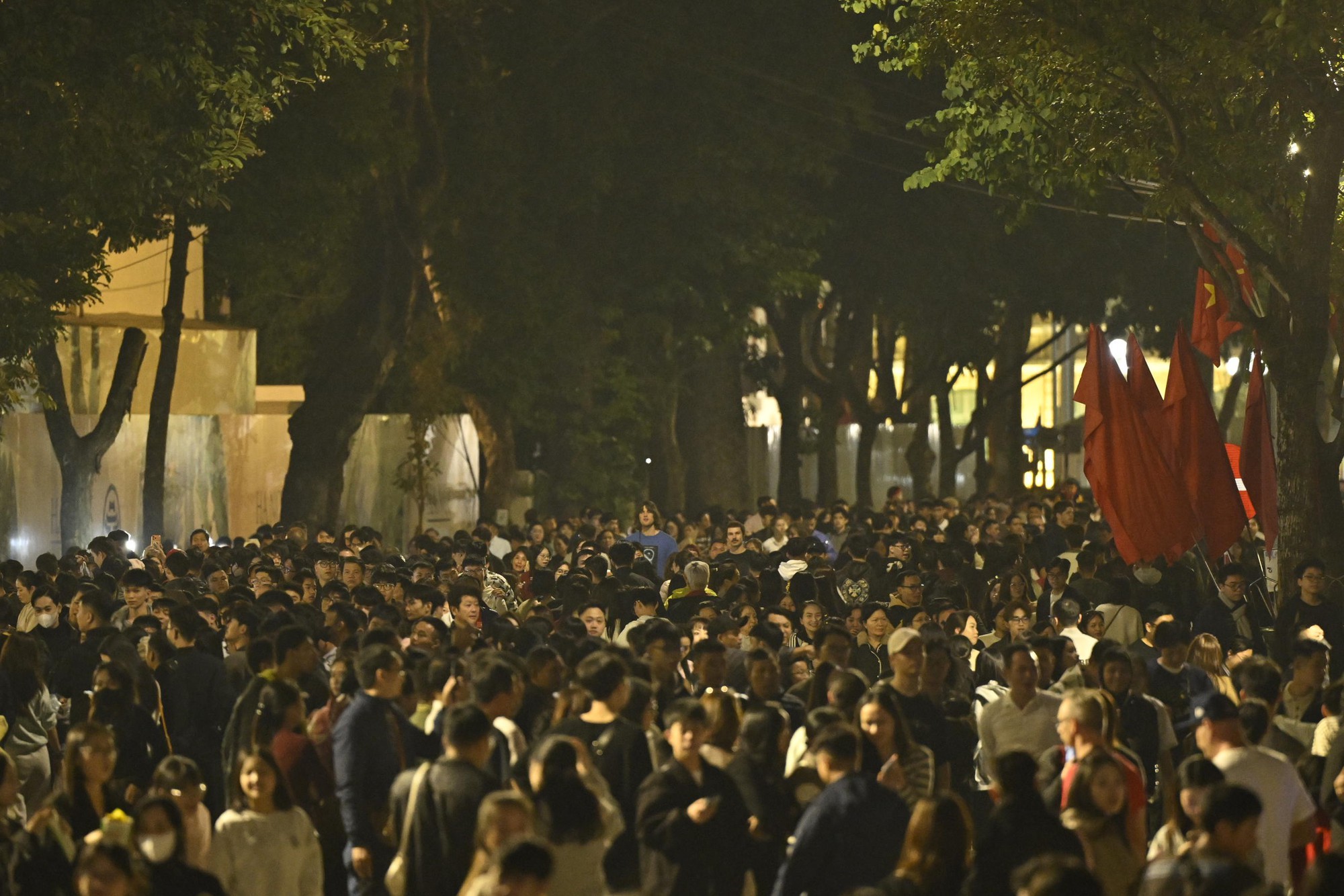 H&igrave;nh ảnh g&acirc;y cho&aacute;ng tại Hồ Gươm d&ugrave; mới 21h ng&agrave;y cuối năm- Ảnh 1.