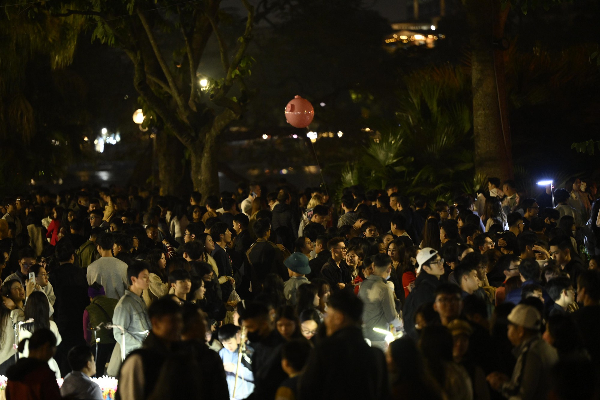 H&igrave;nh ảnh g&acirc;y cho&aacute;ng tại Hồ Gươm d&ugrave; mới 21h ng&agrave;y cuối năm- Ảnh 5.